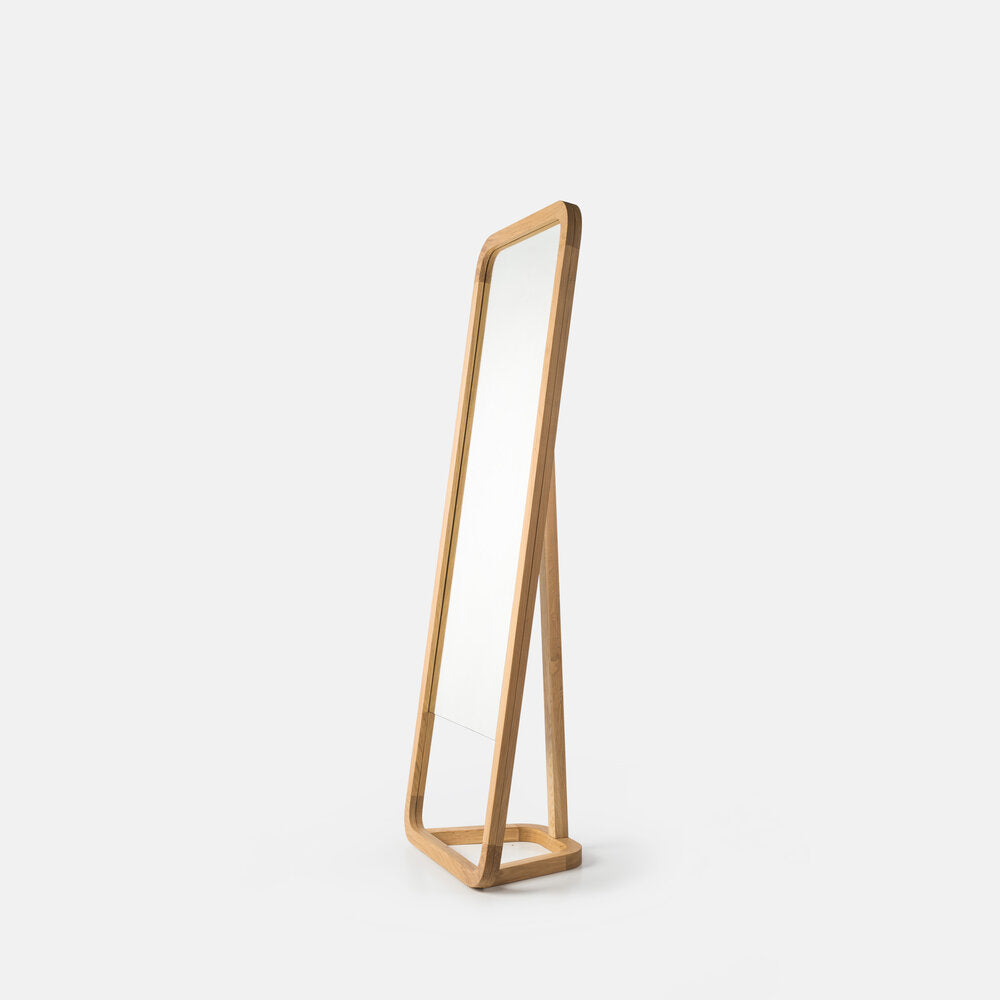 Espelho preguiçoso Porventura com um design elegante e moderno, visto de perfil, refletindo a luz e enfatizando a sua forma elegante.