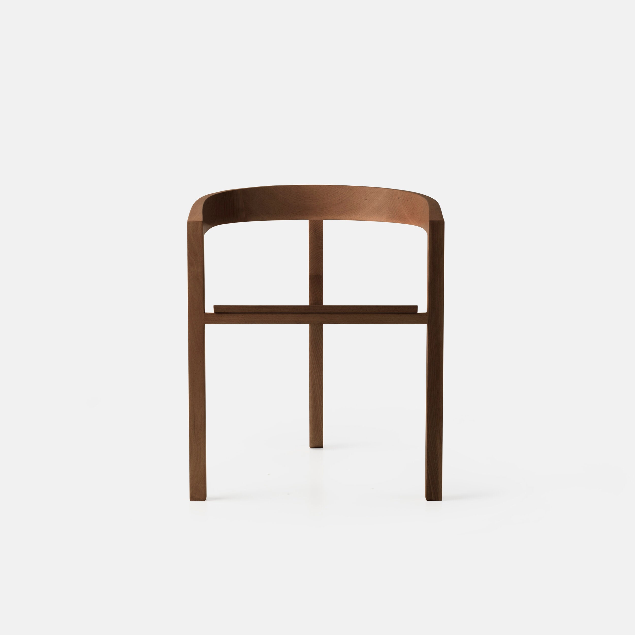 Cadeira Porventura Icon com acabamento em nogueira, vista frontal que destaca o design ergonómico moderno e os detalhes suaves da madeira.