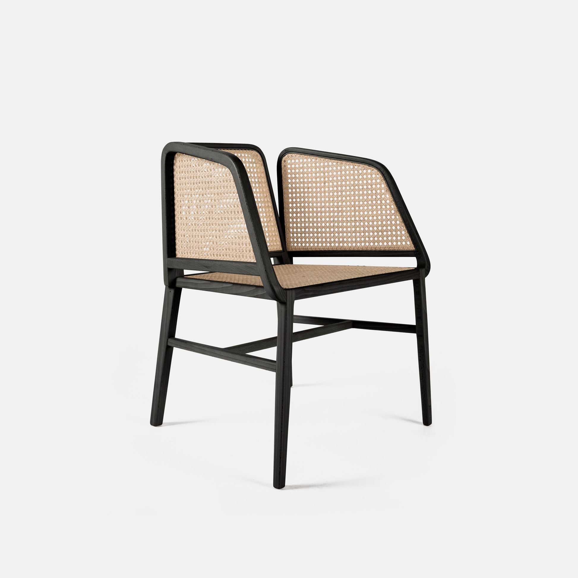 Cadeira Porventura Bee em preto com design moderno e curvilíneo, apresentando estofos lisos e pés em madeira.