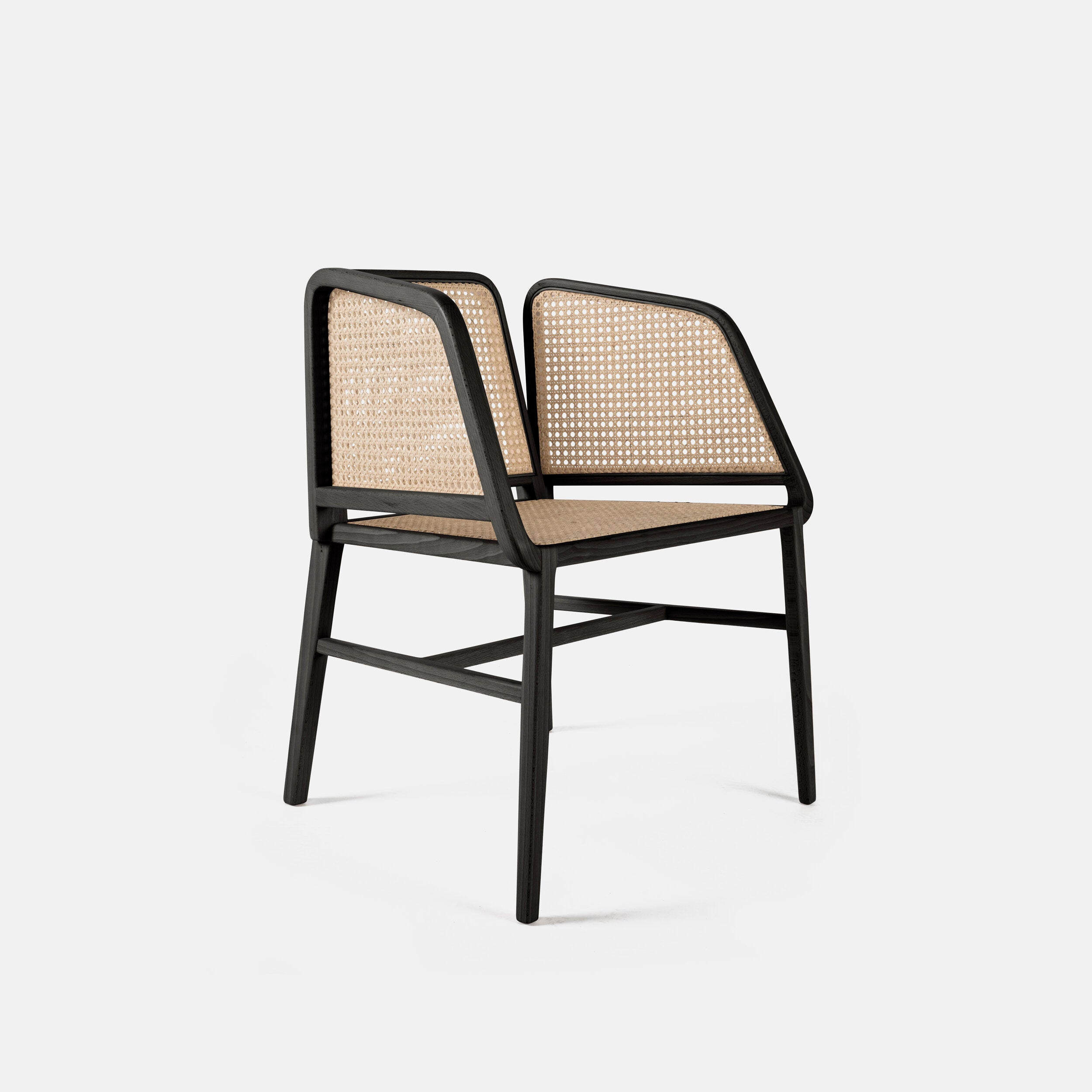 Cadeira Porventura Bee em preto com design moderno e curvilíneo, apresentando estofos lisos e pés em madeira.