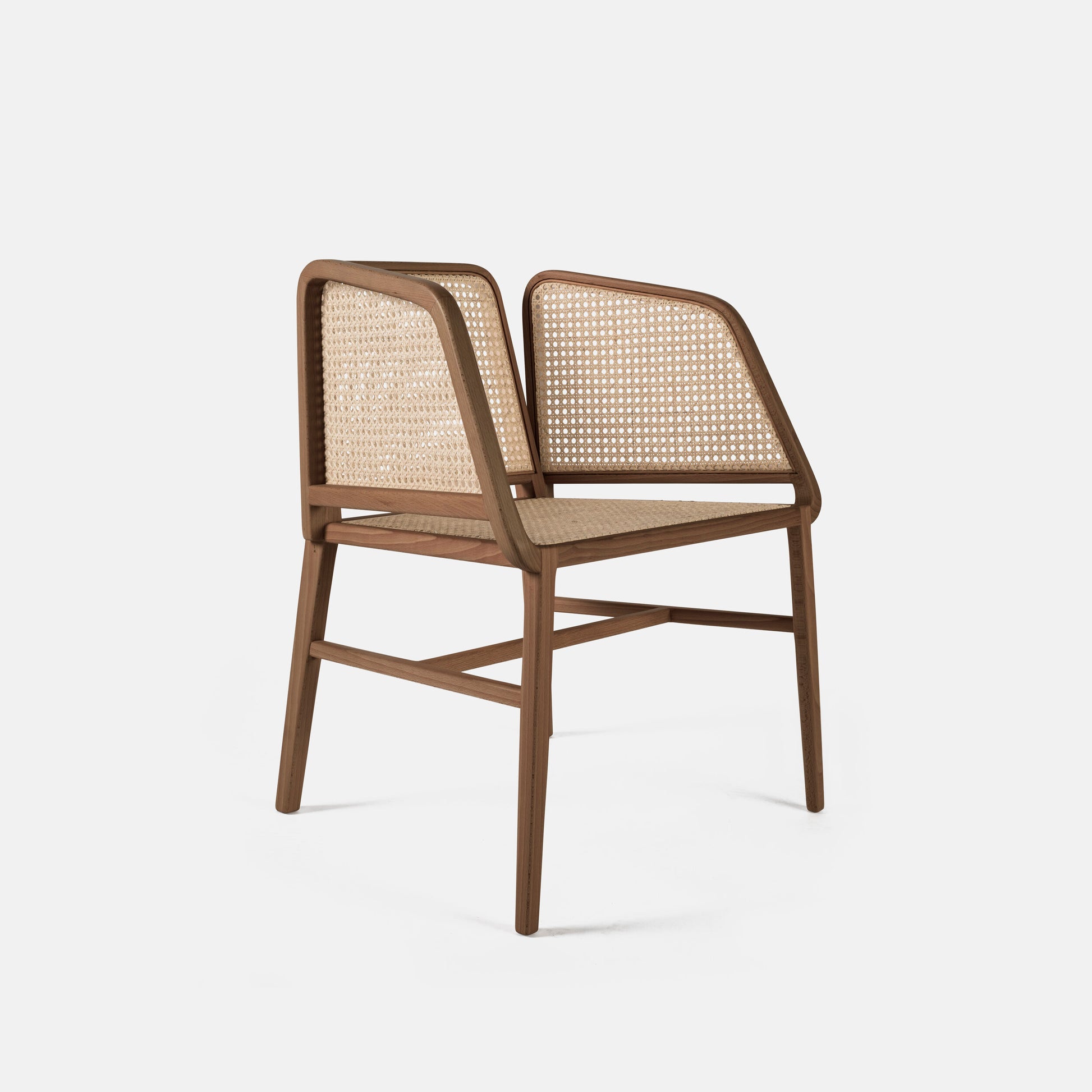 A cadeira Porventura Bee, com estrutura em madeira de nogueira e assento entrançado, apresenta um design moderno e minimalista.