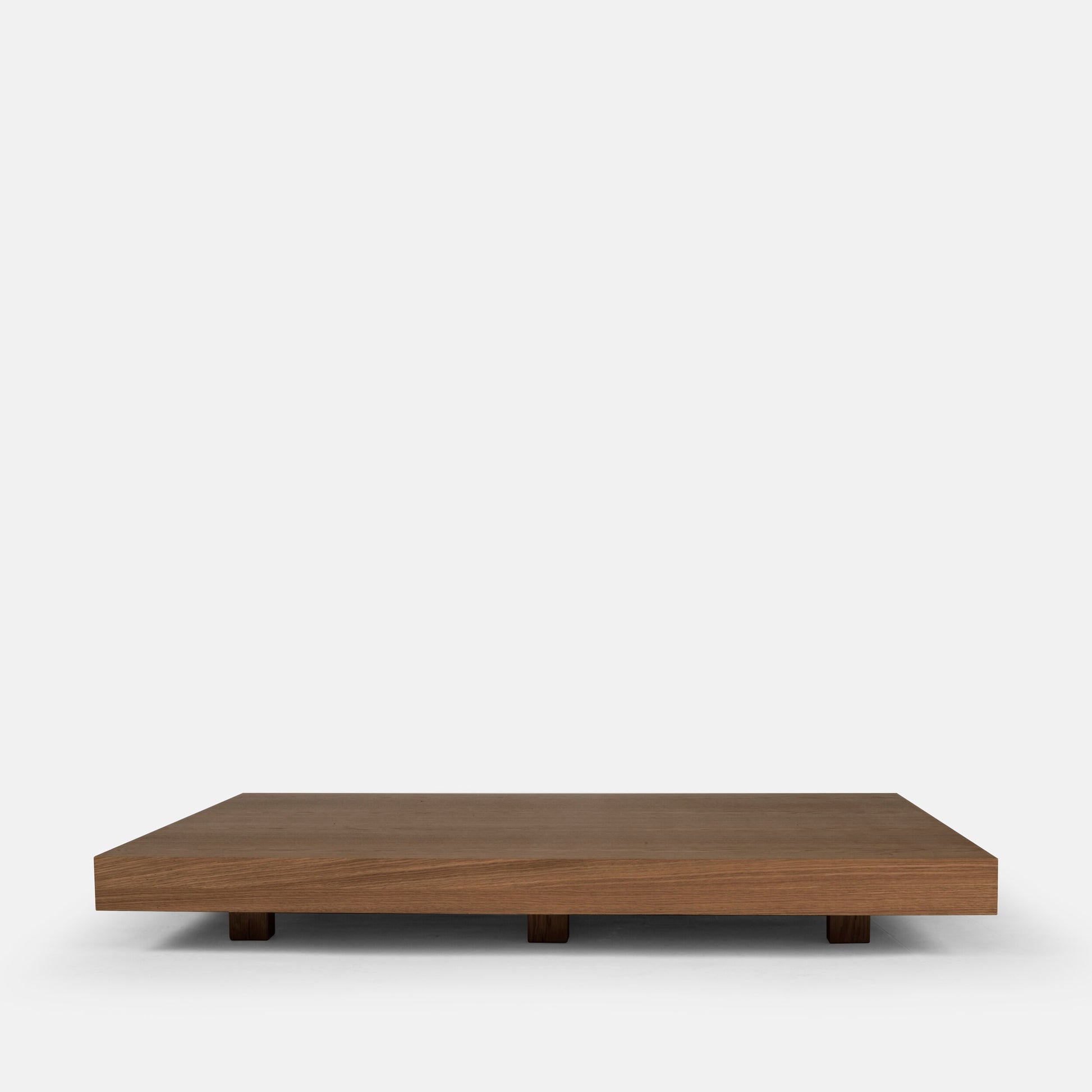 Mesa de centro Porventura Zeus com acabamento em nogueira, apresentando um design moderno e uma superfície de madeira lisa.