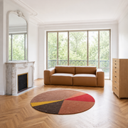 Tapete Porventura com um design luxuoso e estampado em cores vibrantes, que realça a textura detalhada do tecido e o estilo decorativo.