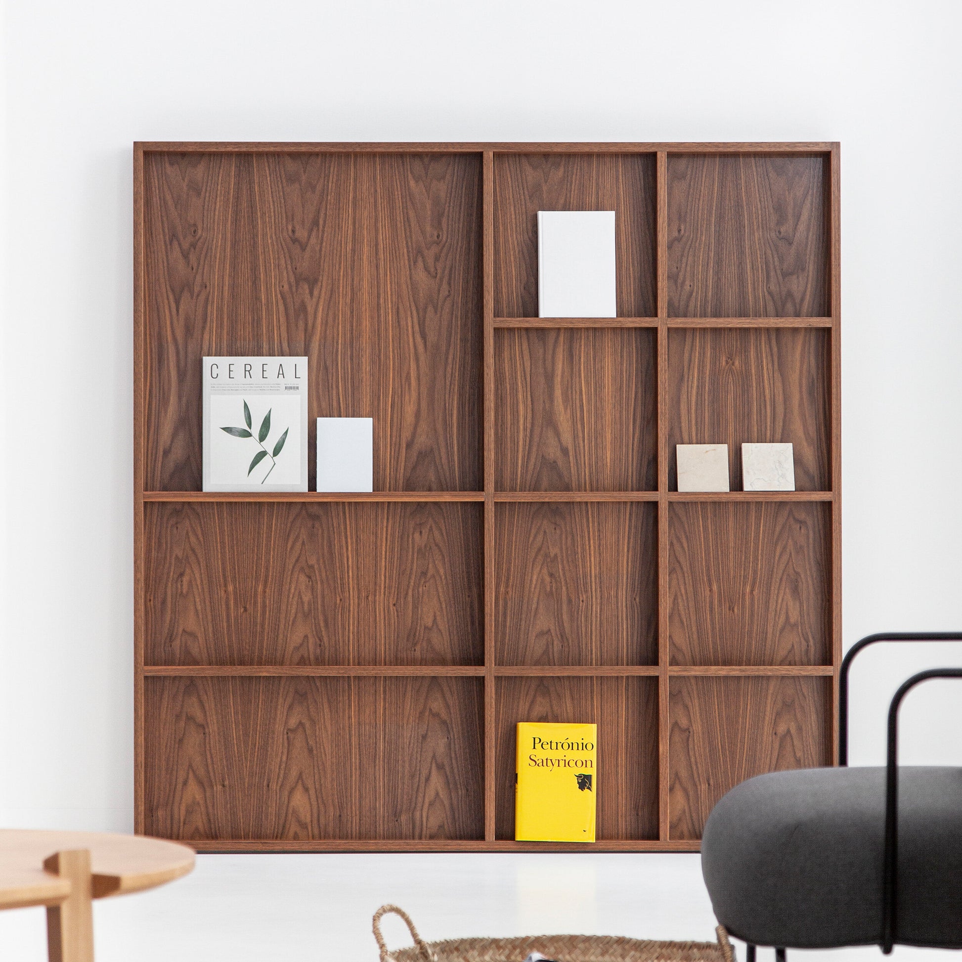 Estante Porventura Atlas com várias prateleiras abertas, fabricada em metal elegante para arrumação e organização modernas.