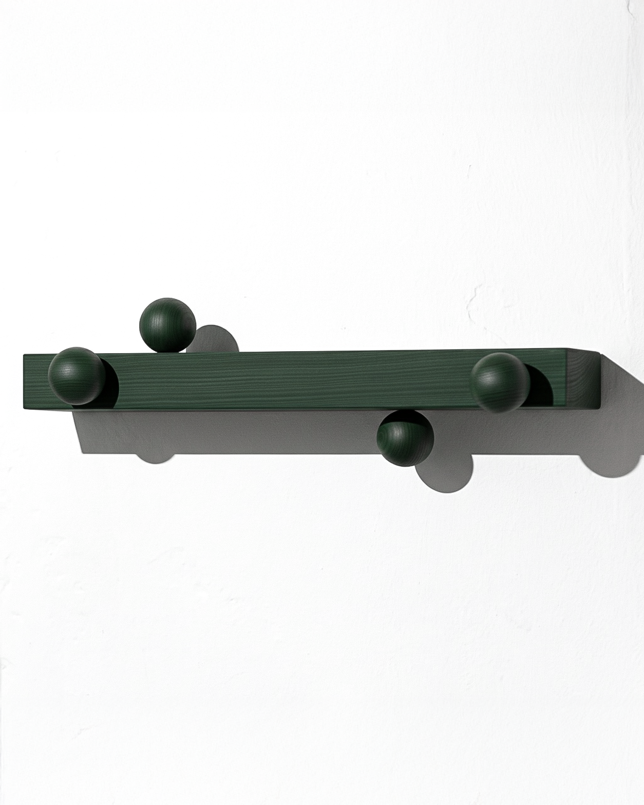 Cabide em madeira maciça de João Xará com acabamento natural e resistente, ideal para pendurar roupa num roupeiro minimalista e elegante.