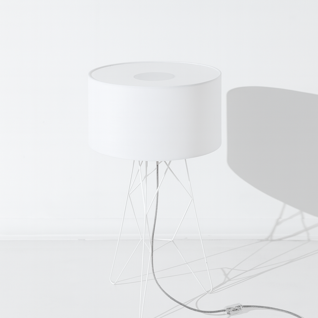 Candeeiro de tensão Porventura com um design moderno e elegante, apresentado num ambiente interior bem iluminado.