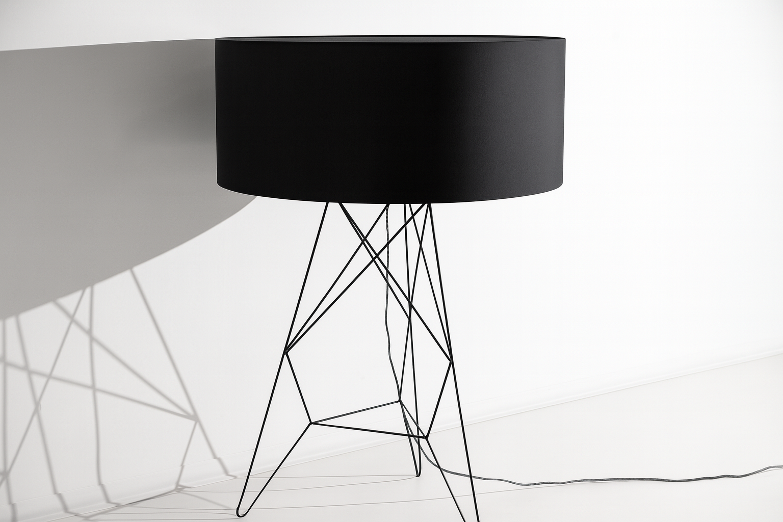 Luminária de tensão Porventura com design moderno, estrutura metálica elegante e braço ajustável para uma iluminação versátil.