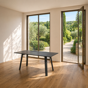 A secretária plana Porventura apresenta um design moderno e elegante, com uma superfície lisa e pés robustos, sendo versátil para utilizar em casa ou no escritório.