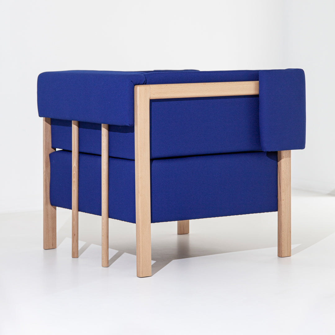 Filipa Aguiar & João Pereira Cod Sofá One Seater em tecido neutro, apresentando um ambiente de sala moderno e minimalista.