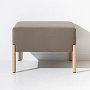 Puf otomano Porventura Cod, acessório para sofá com tecido macio, formato retangular e cor neutra, ideal para a decoração de salas de estar modernas.