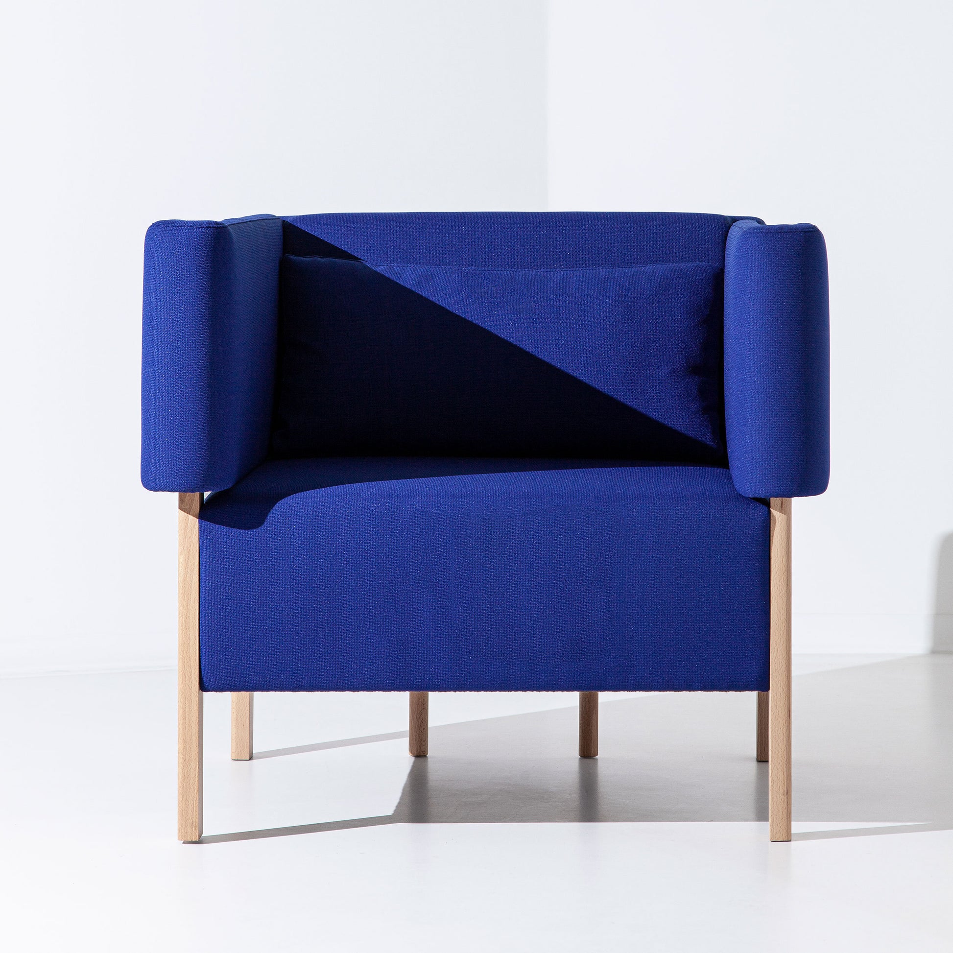 Sofá de um lugar Cod, da autoria de Filipa Aguiar e João Pereira, com um design moderno, estofos macios e elegantes pés em madeira.