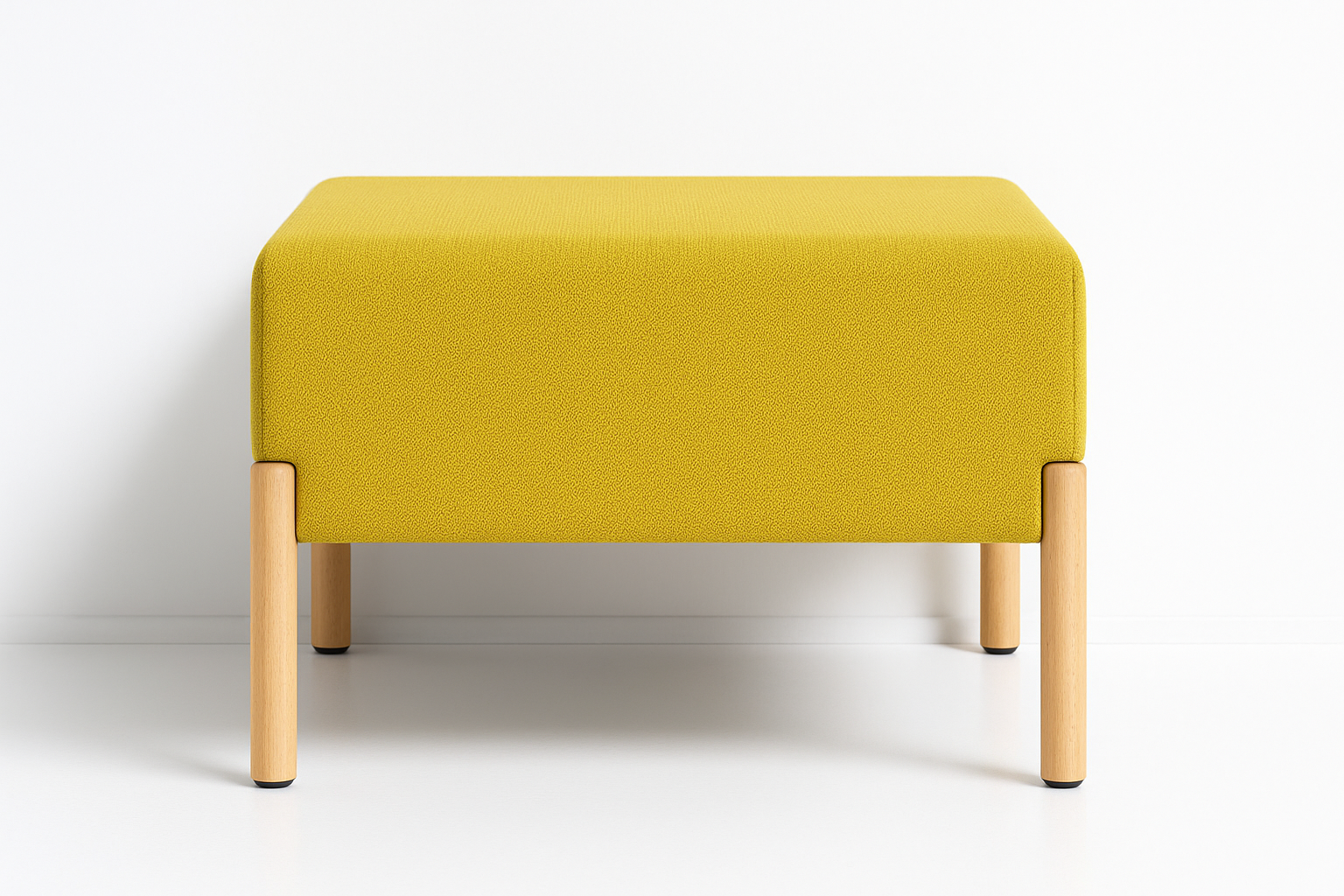 O acessório para sofá Porventura Cod Ottoman, com tecido macio e design moderno, apresenta-se numa sala de estar acolhedora.