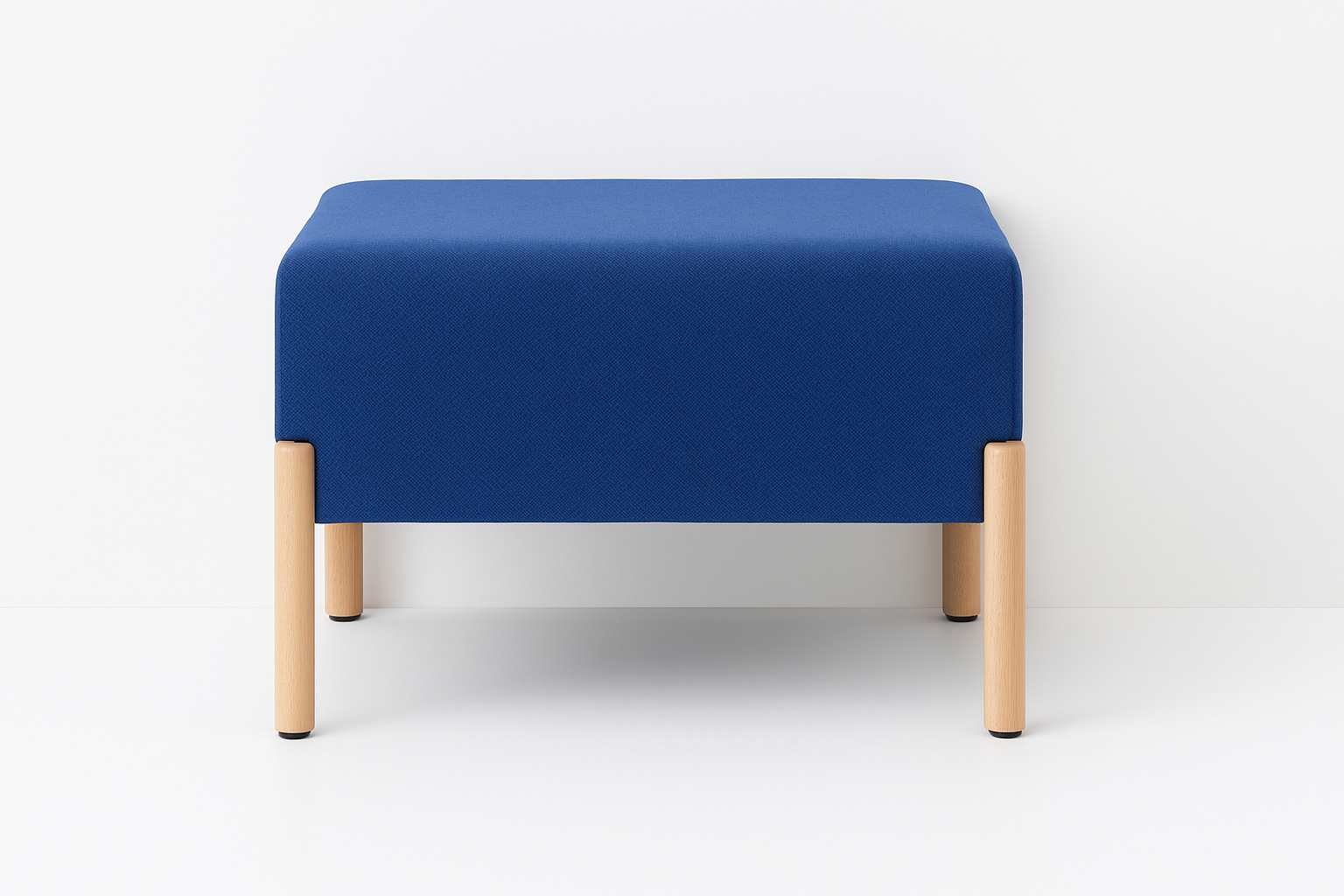 Sofá otomano Porventura Cod com um design moderno, com uma superfície estofada macia e pés de madeira robustos.