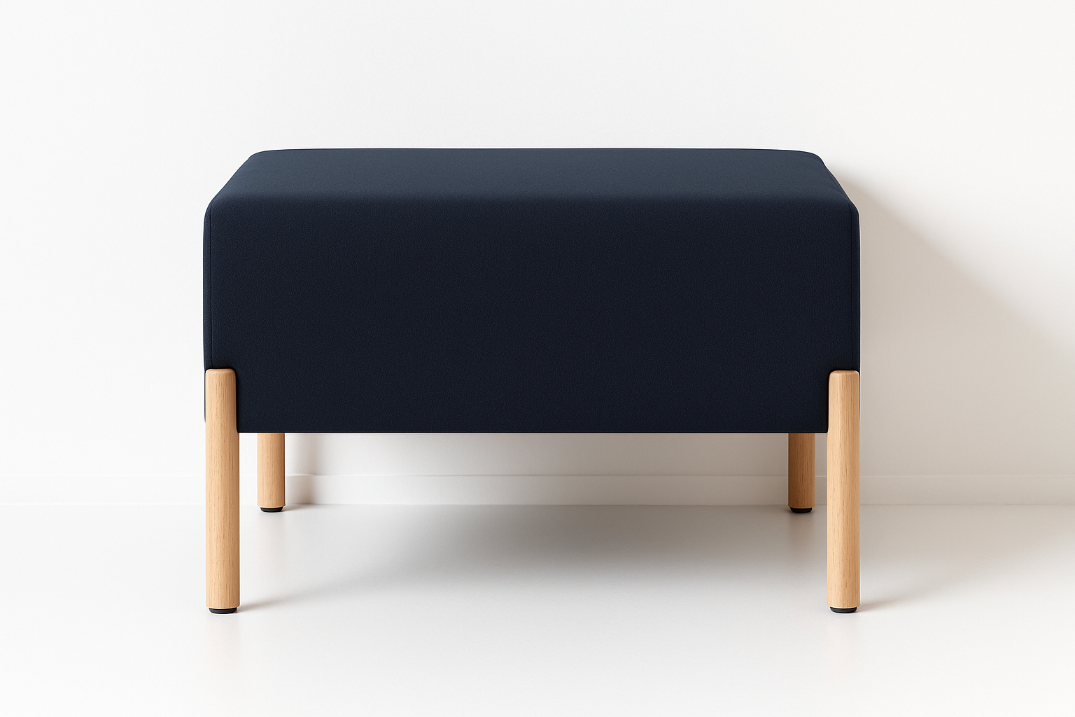 Puf otomano Porventura Cod, acessório para sofá com tecido almofadado, formato retangular e cor neutra, ideal para a decoração de salas de estar modernas.