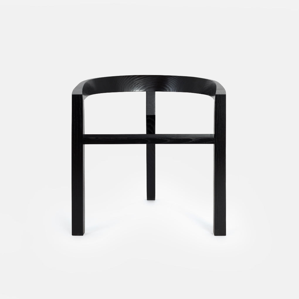 Front view of the black ICON LOUNGE chair by Porventura, highlighting its clean lines and inviting seat.