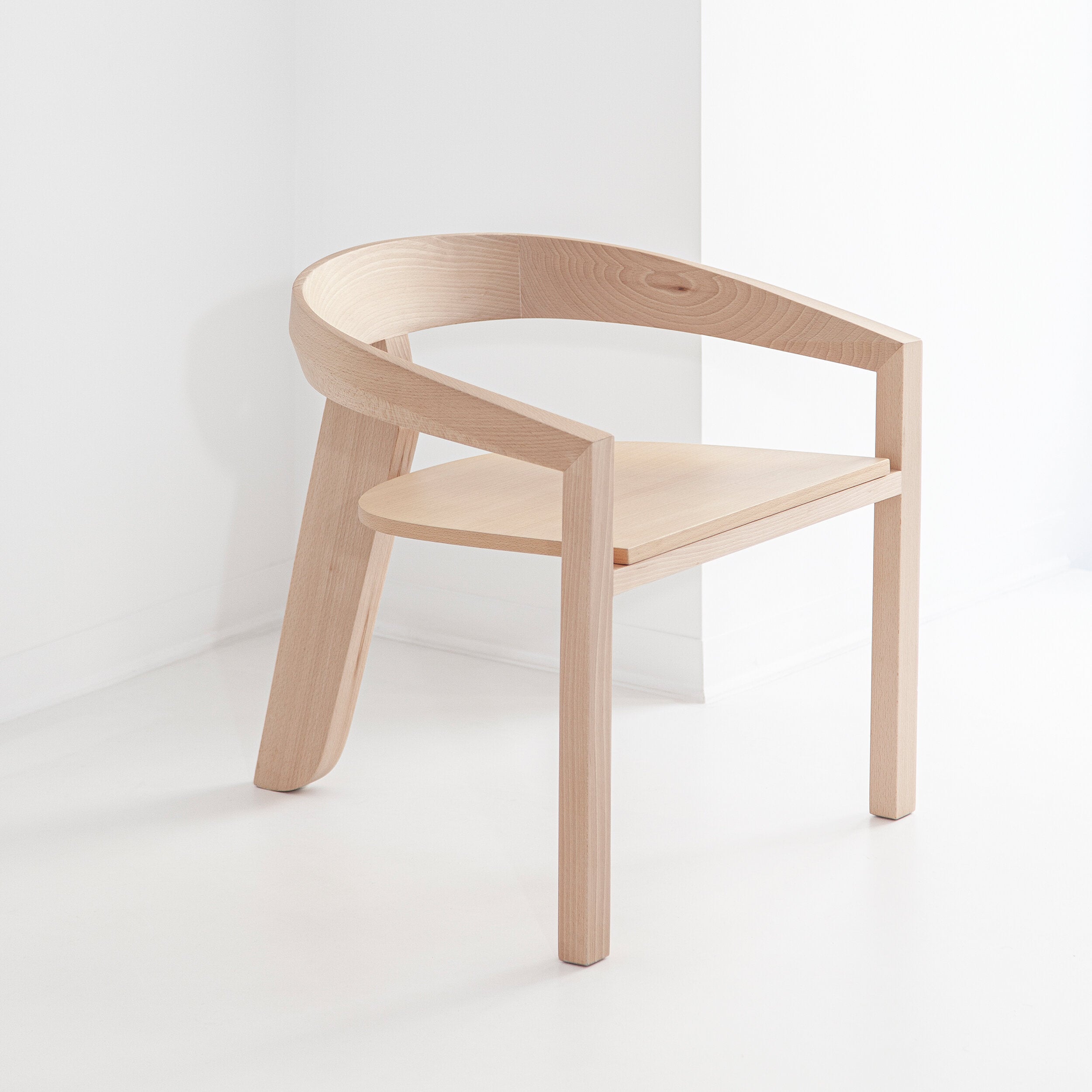 Poltrona Porventura Icon Lounge com um design moderno e elegante, apresentada numa sala de estar sofisticada.