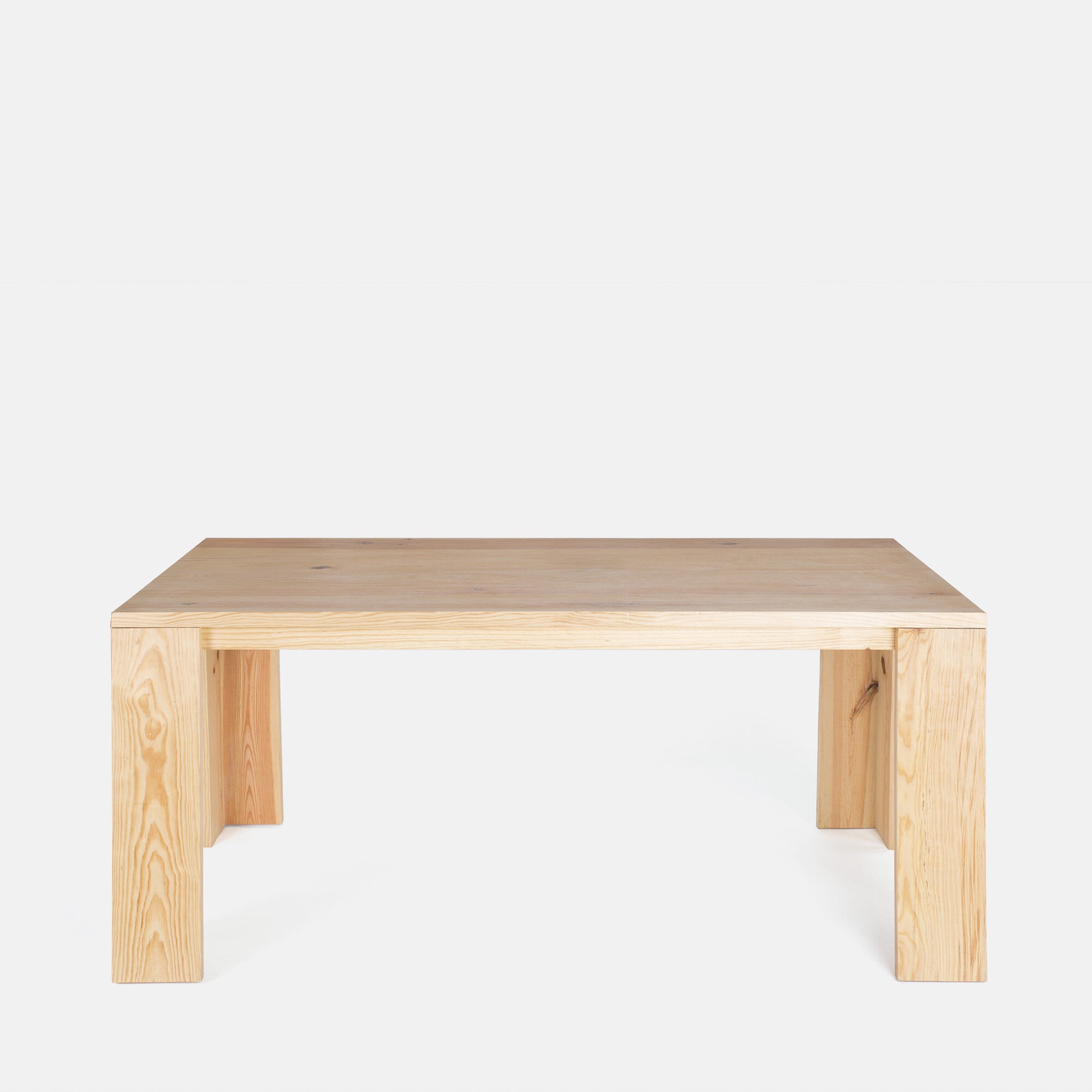 A mesa Porventura Monte apresenta uma superfície de madeira elegante com um design moderno e pés robustos, ideal para espaços interiores contemporâneos.