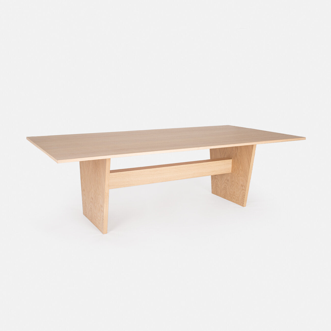 A mesa Porventura Nova, apresentada numa perspetiva 3D, exibe um design elegante e moderno com superfícies lisas e pés robustos.