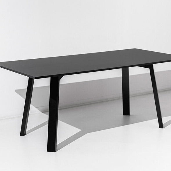 A mesa plana Porventura, com um design elegante e uma superfície lisa, exibe um estilo moderno e minimalista, perfeito para interiores contemporâneos.
