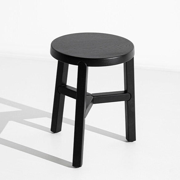 O banco Porventura Glyph apresenta um design elegante e moderno, com um assento arredondado e uma base robusta, sendo elegante e funcional para espaços contemporâneos.