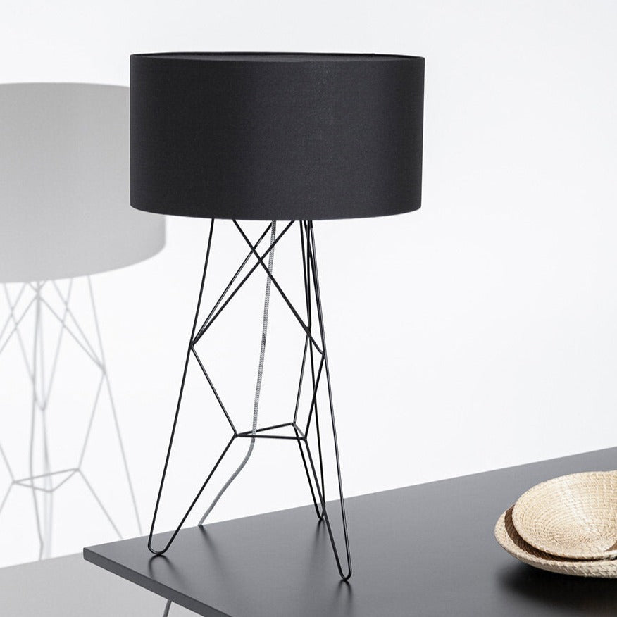 Candeeiro Porventura Tension com um design moderno e elegante, apresentando um formato curvo e acabamento mate.