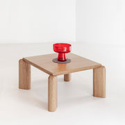 Mesa de centro Porventura Soften com acabamento em madeira lisa e design moderno, apresentada numa sala de estar elegante.