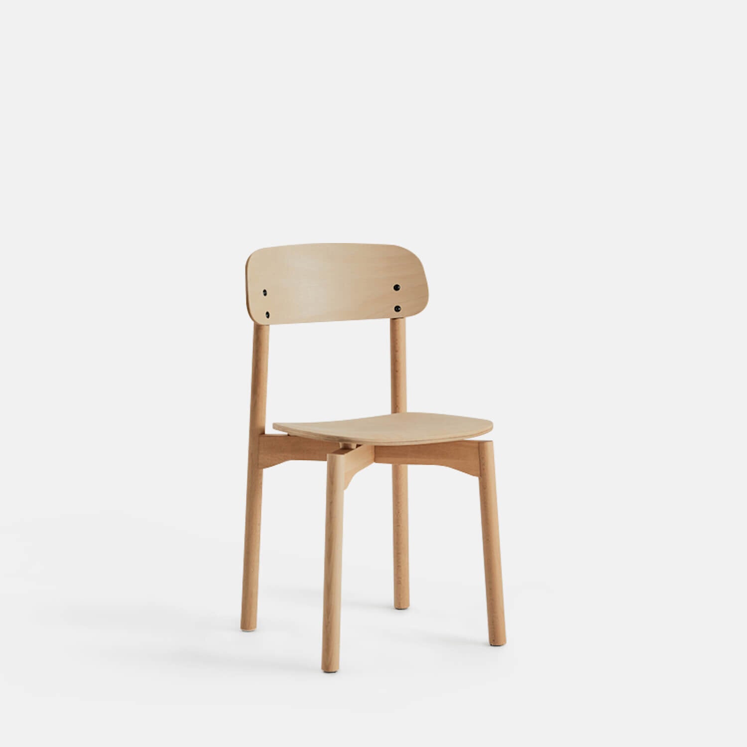 A cadeira Porventura Woody, com estrutura em madeira e assento almofadado, apresenta um design moderno e elegante para interiores contemporâneos.