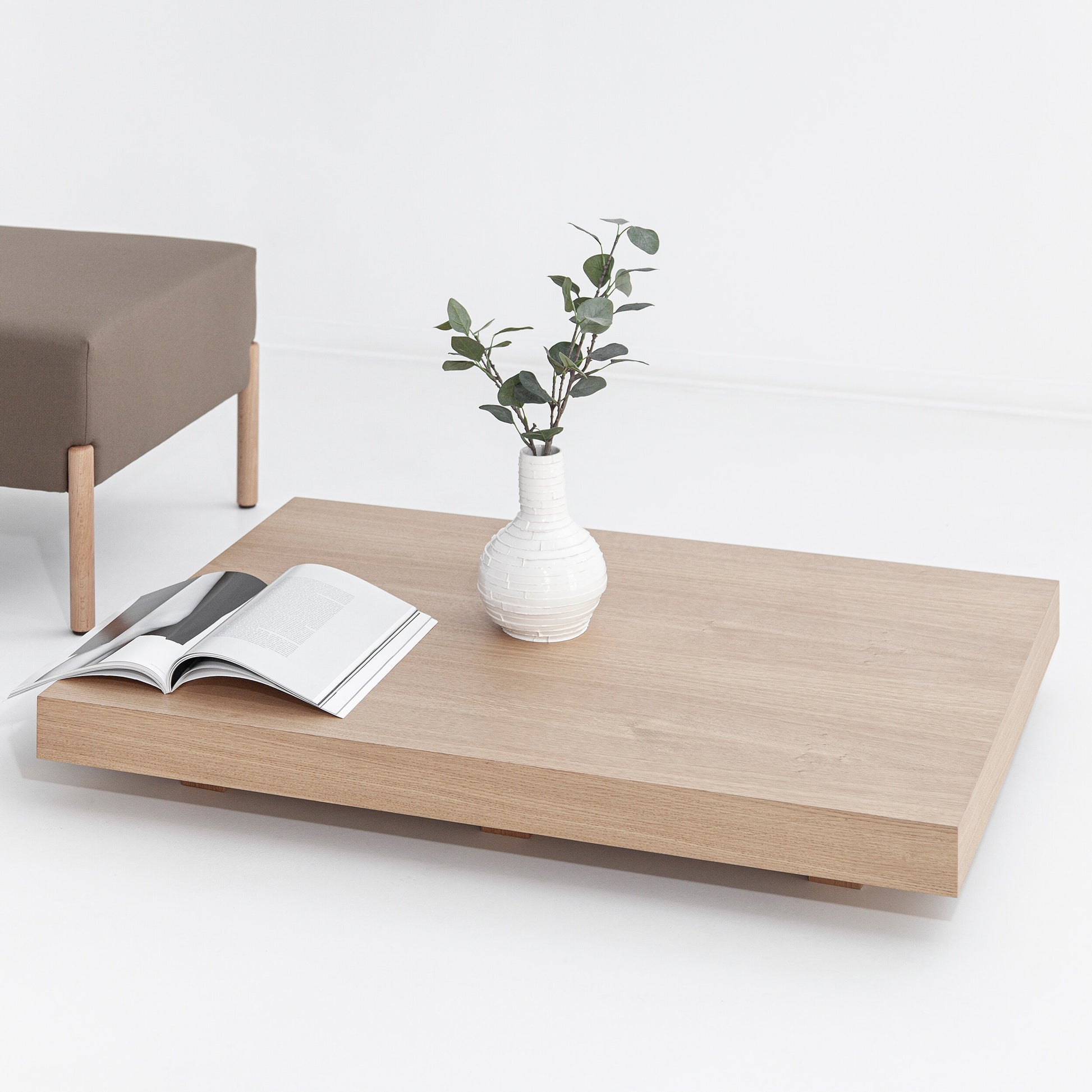 A mesa de centro Porventura Zeus apresenta um design elegante e moderno, com uma superfície lisa em madeira e pés minimalistas em metal.