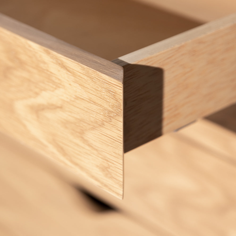 O recipiente de arrumação Porventura Conta apresenta um design elegante e moderno, ideal para soluções de arrumação organizadas.