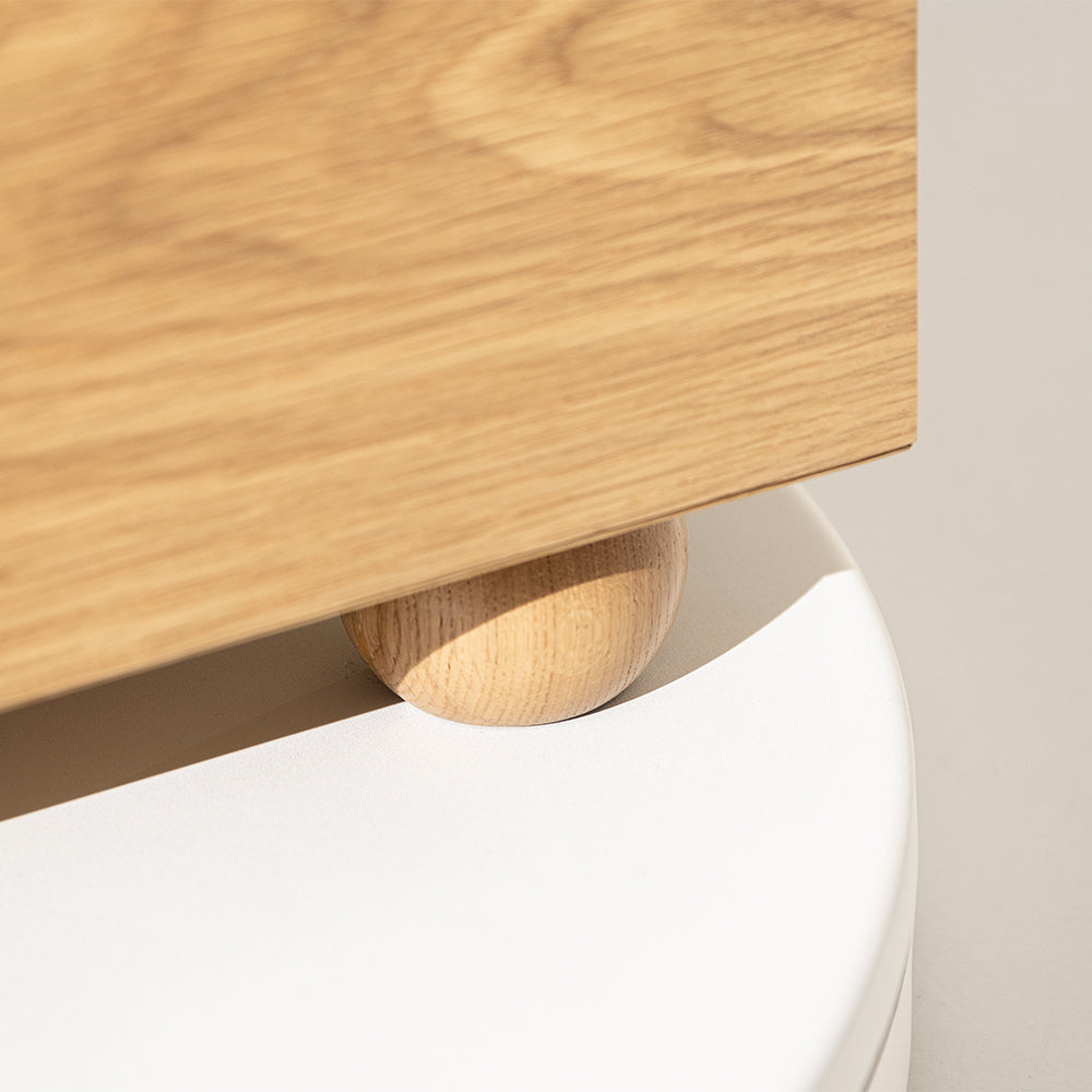O recipiente de arrumação Porventura Conta apresenta um design elegante e moderno, com uma tampa resistente e um tamanho compacto para uma arrumação organizada.