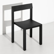 Cadeira formal JBNG Studio com design elegante, assento almofadado e pés de madeira modernos, ideal para uso sofisticado em escritórios ou salas de jantar.