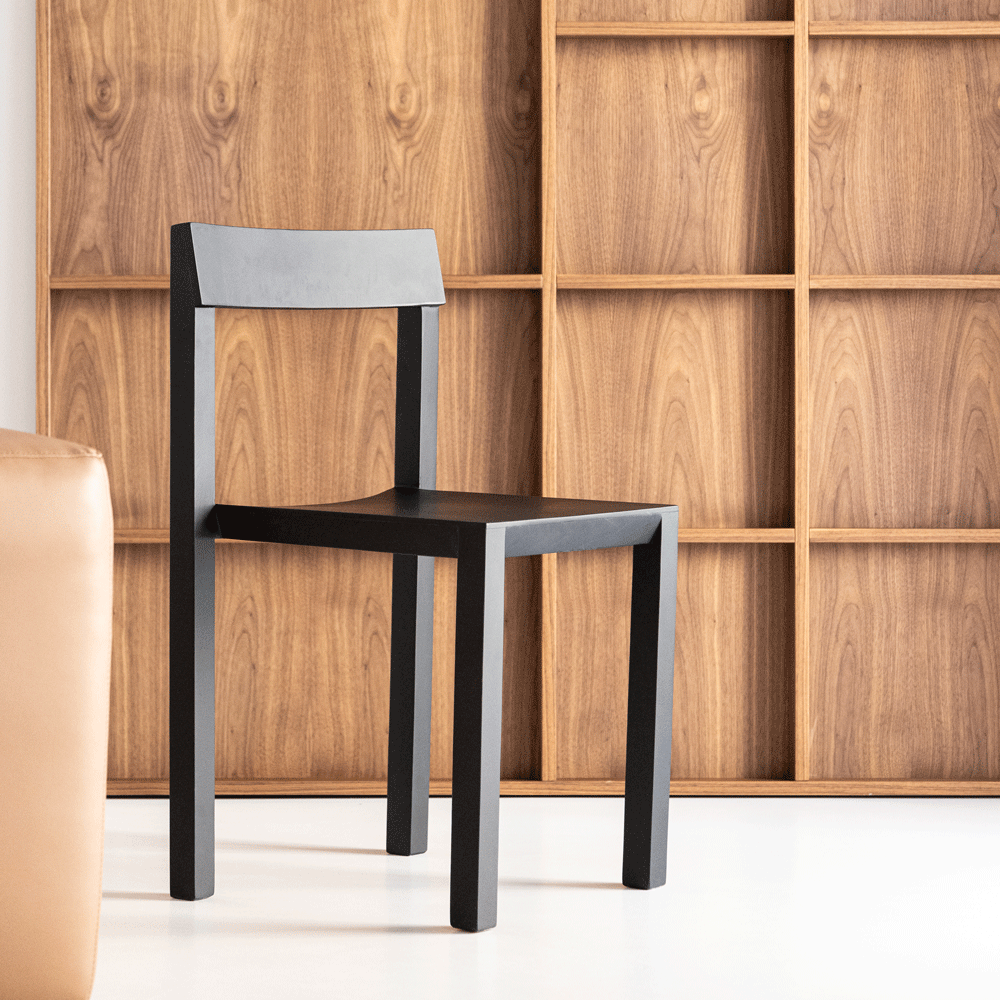 Cadeira formal JBNG Studio com design elegante, assento almofadado e pés de madeira modernos, adequada para escritório ou sala de jantar.