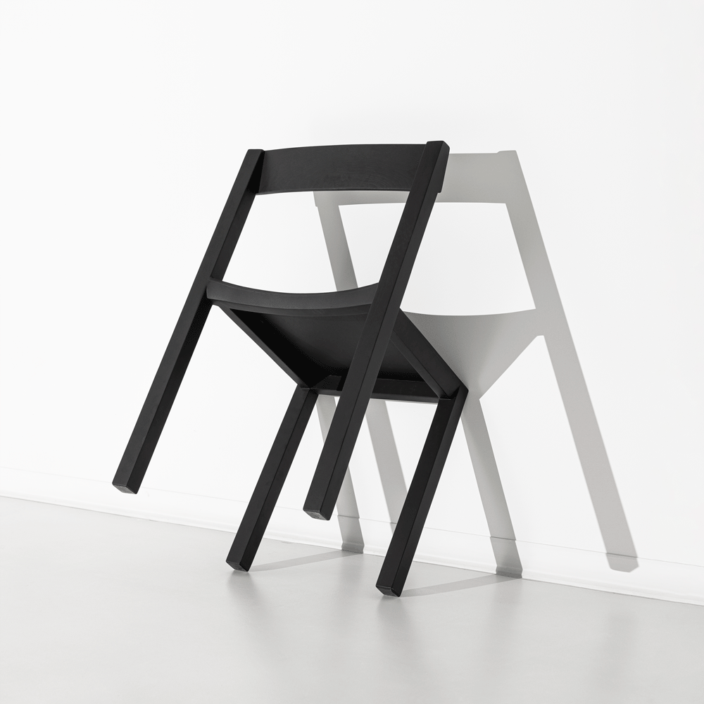 A cadeira formal JBNG Studio apresenta um design elegante, assento almofadado e pés de madeira sofisticados, ideal para escritórios ou salas de jantar.