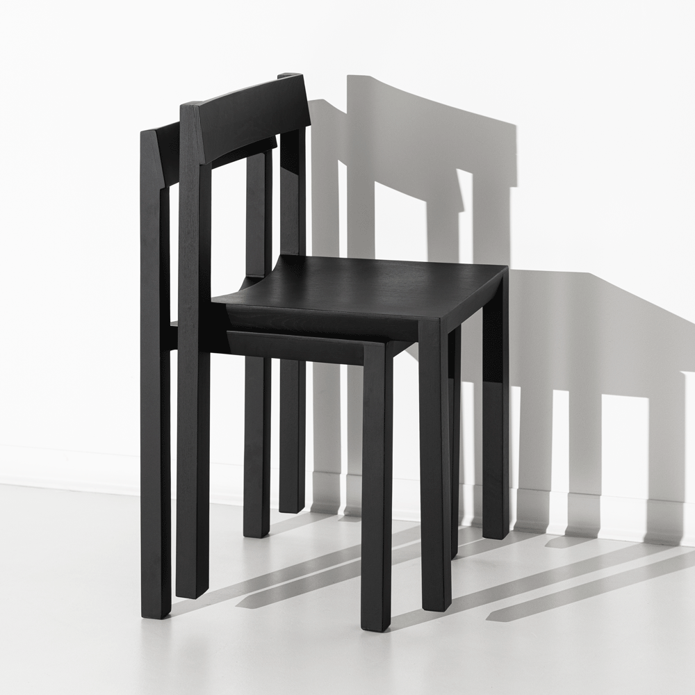 Cadeira formal JBNG Studio com design elegante, assento almofadado e pés em madeira, ideal para escritórios ou salas de jantar.