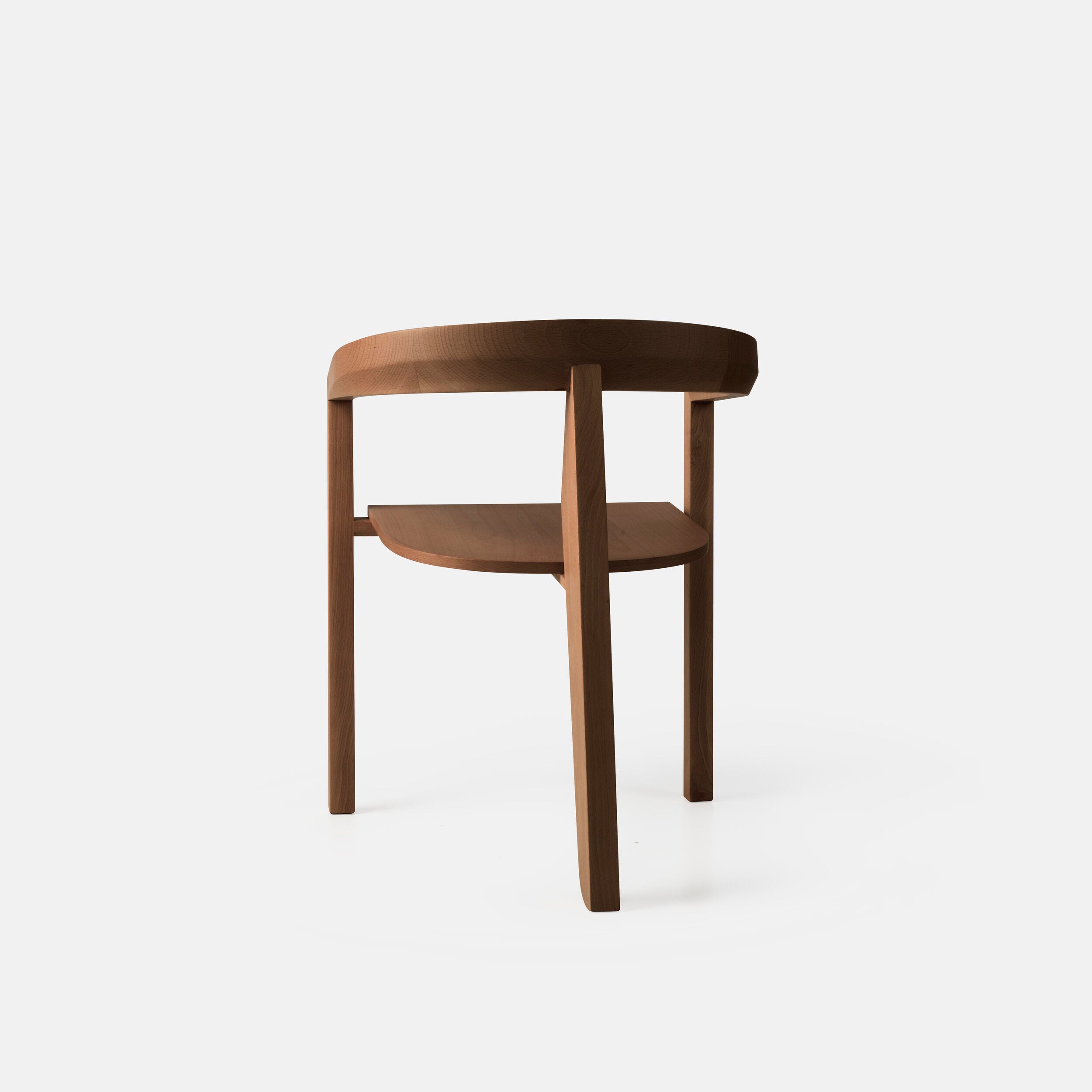 Cadeira Porventura Icon com encosto e assento em nogueira, design moderno em madeira com acabamento liso e formato ergonómico.