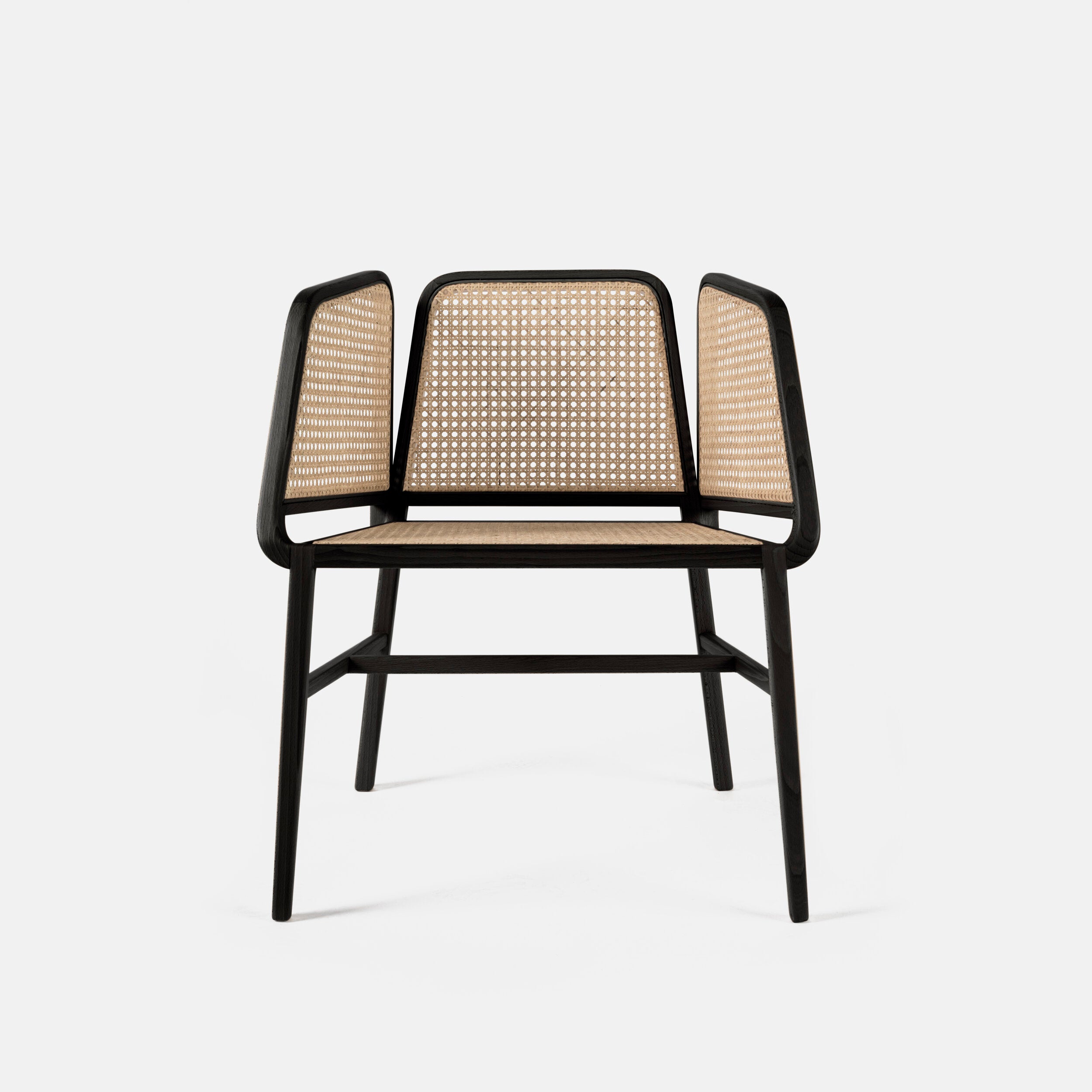 Cadeira Porventura Bee em preto, vista frontal que destaca o seu design moderno e assento curvo e suave com quatro pernas robustas.