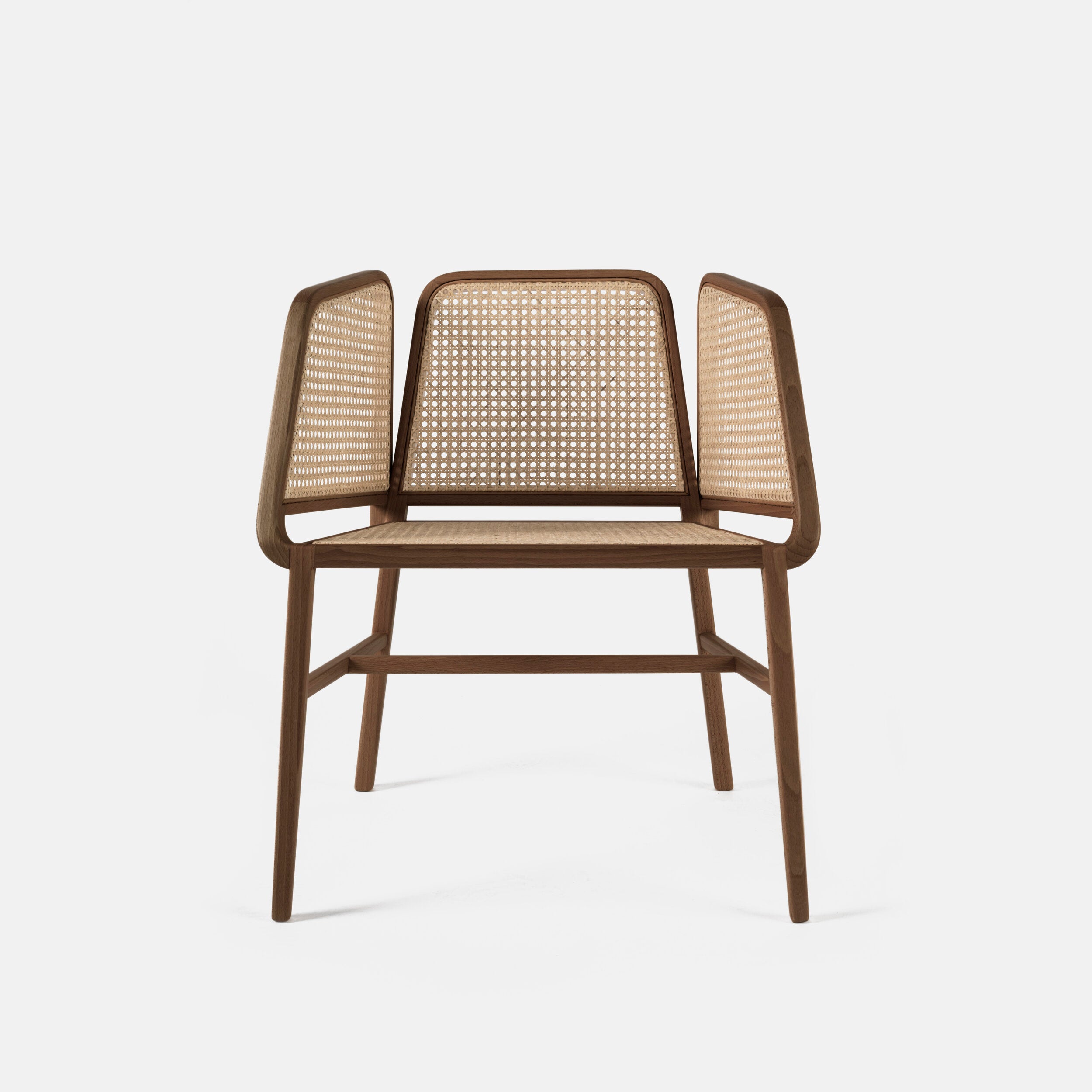 A cadeira Porventura Bee com acabamento em nogueira destaca-se pelo seu design elegante em madeira e pelo confortável encosto curvo.