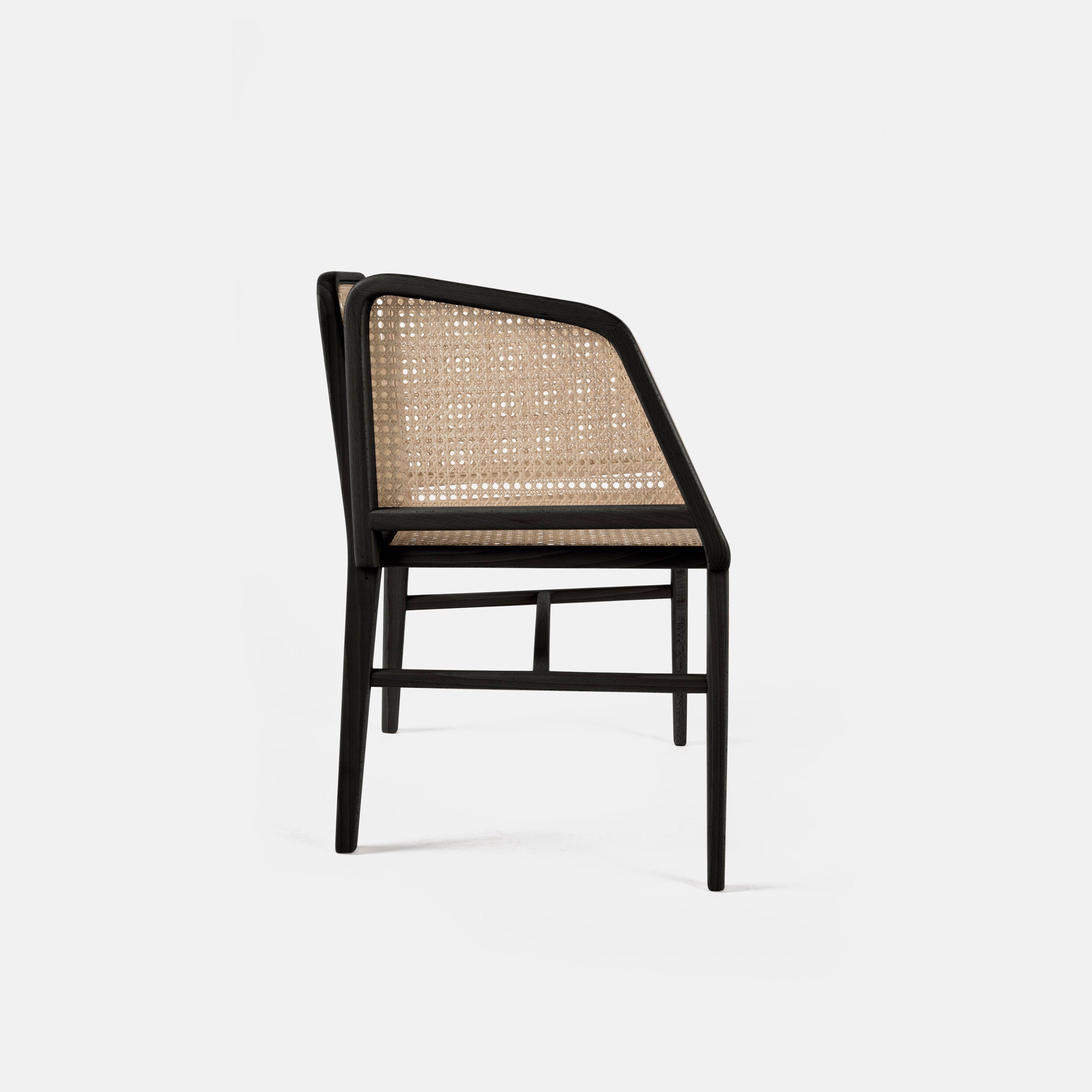 Cadeira Porventura Bee preta com design moderno e curvo e acabamento mate suave, vista de lado.