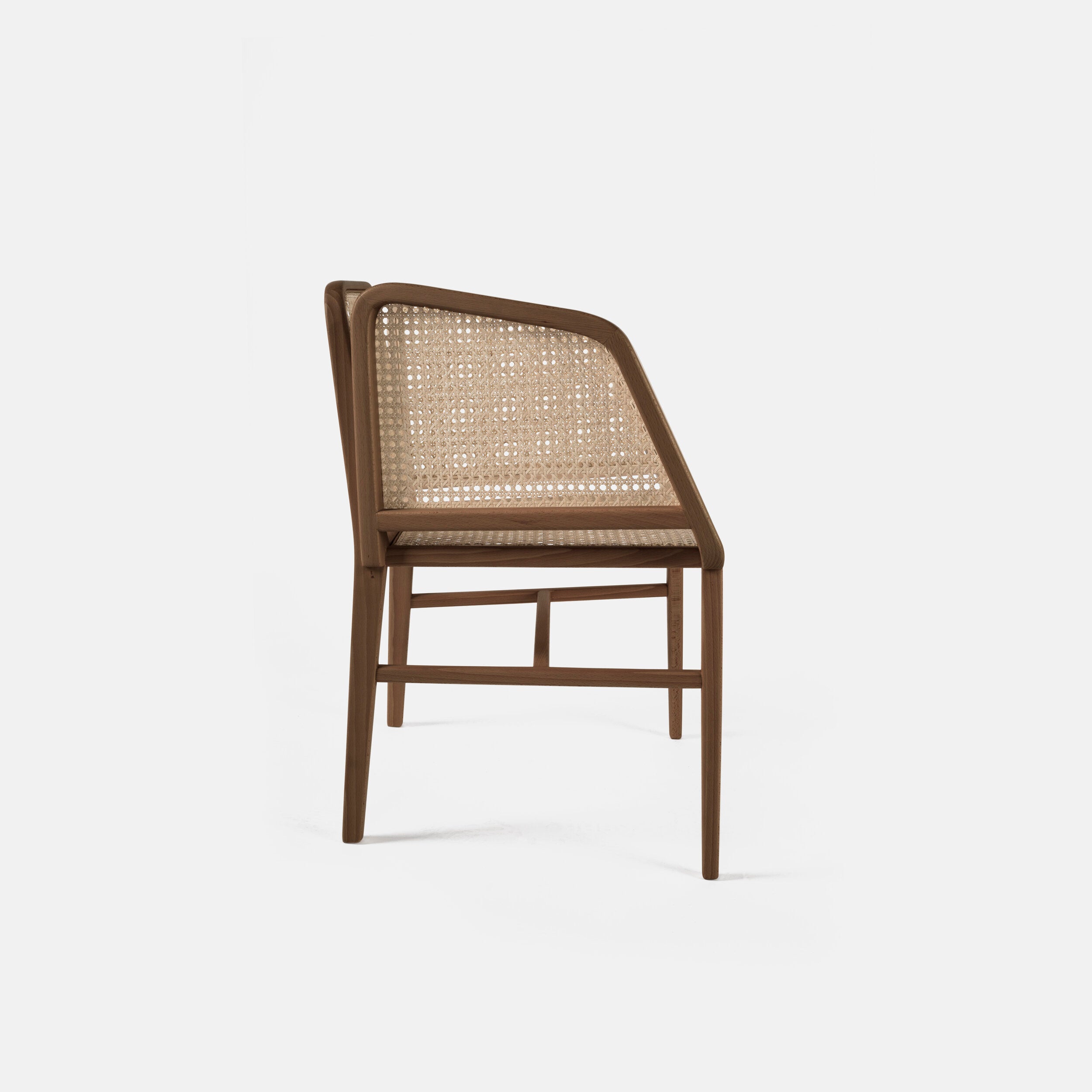 A cadeira Porventura Bee, com estrutura em madeira de nogueira e assento curvo, exibe um design moderno e uma forma ergonómica.