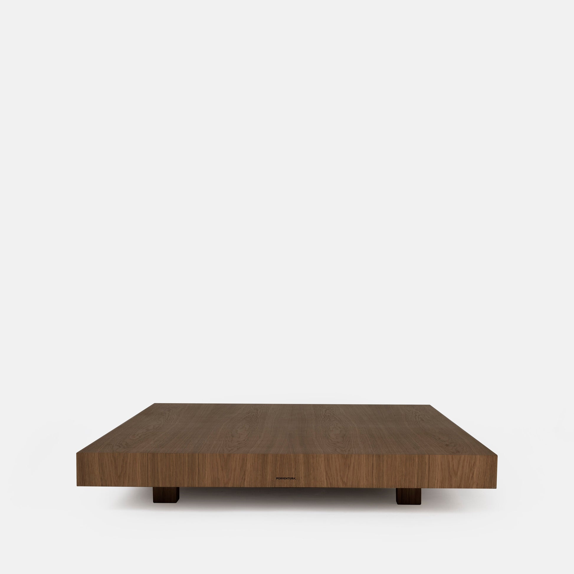 Mesa de centro Porventura Zeus com acabamento em nogueira, com um design retangular moderno e uma superfície de madeira elegante.