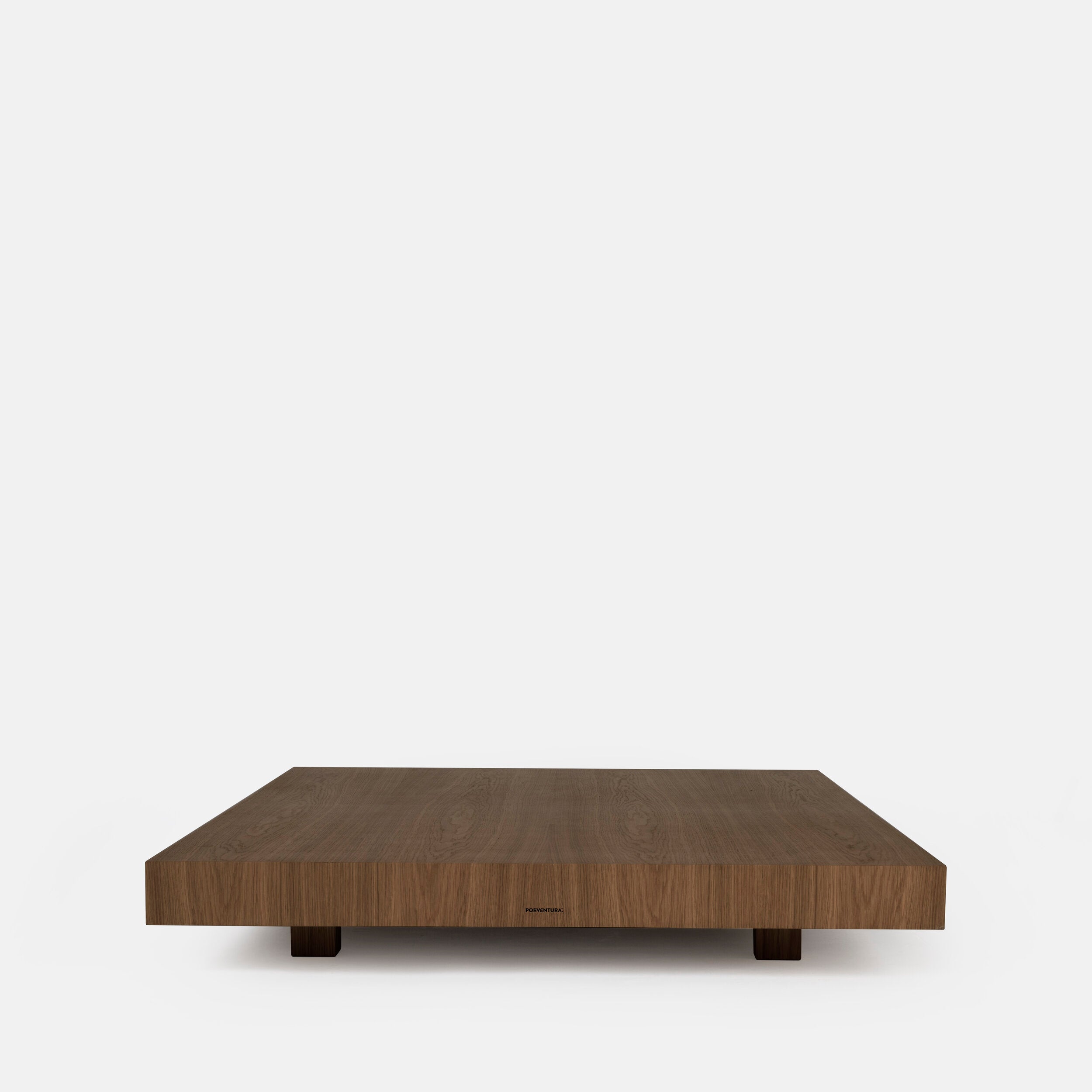 Mesa de centro Porventura Zeus com acabamento em nogueira, com um design retangular moderno e uma superfície de madeira elegante.