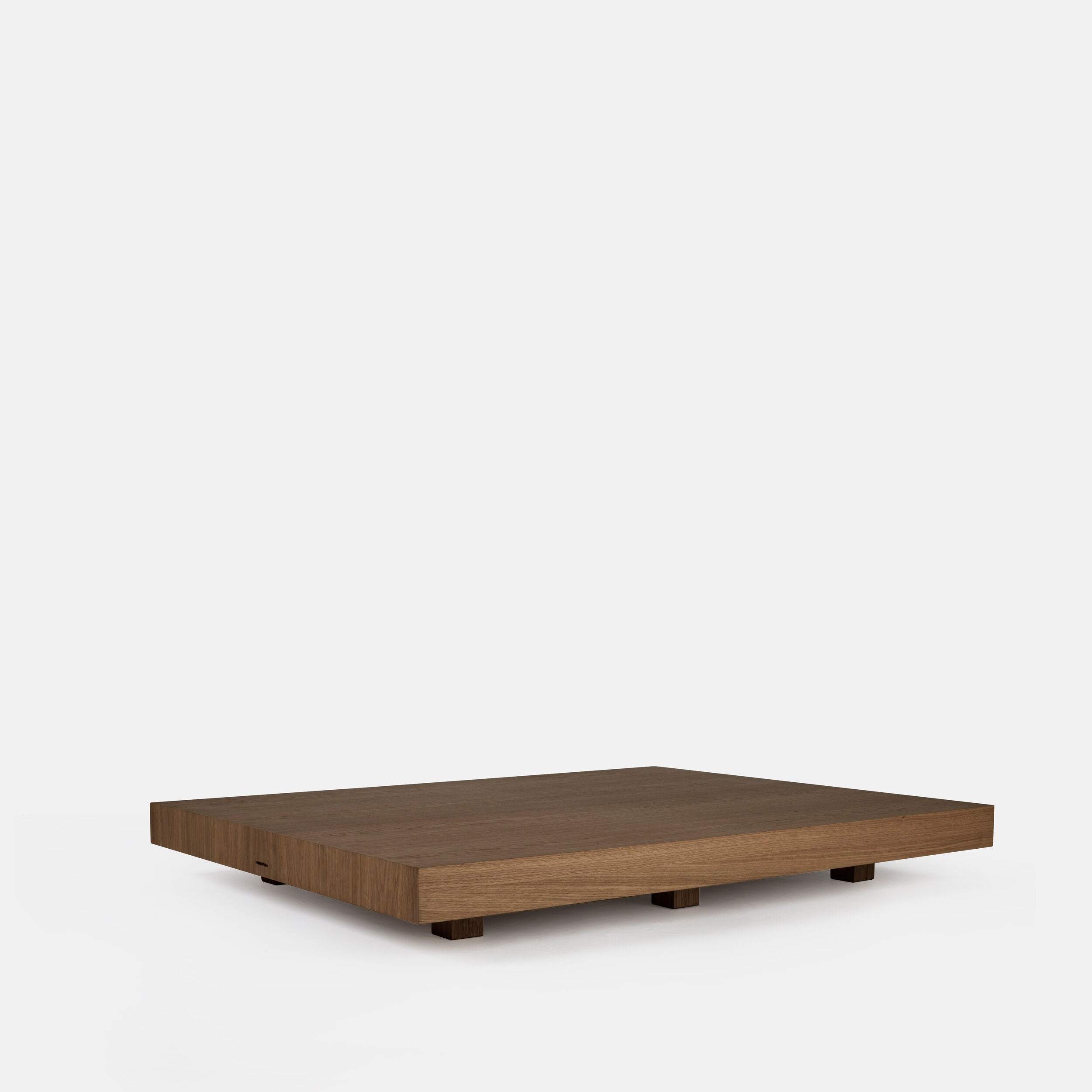 Mesa de centro Porventura Zeus com acabamento em nogueira, design moderno, com uma superfície retangular elegante e pés de madeira robustos.