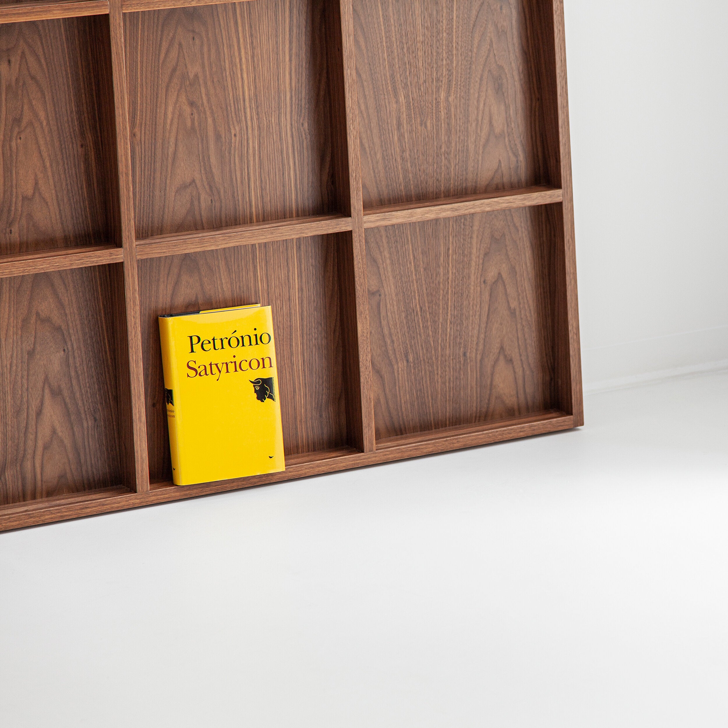 Porventura Atlas shelving unit with sleek, modern design and adjustable shelves, shown in a clean, well-lit room setting.