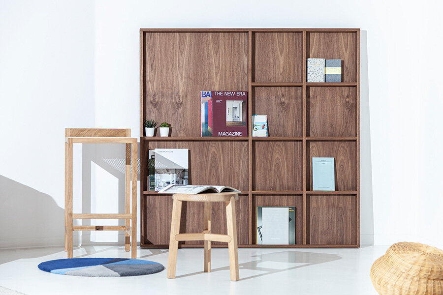 Estante Atlas Porventura com design elegante em metal e várias prateleiras abertas para arrumação e exposição.