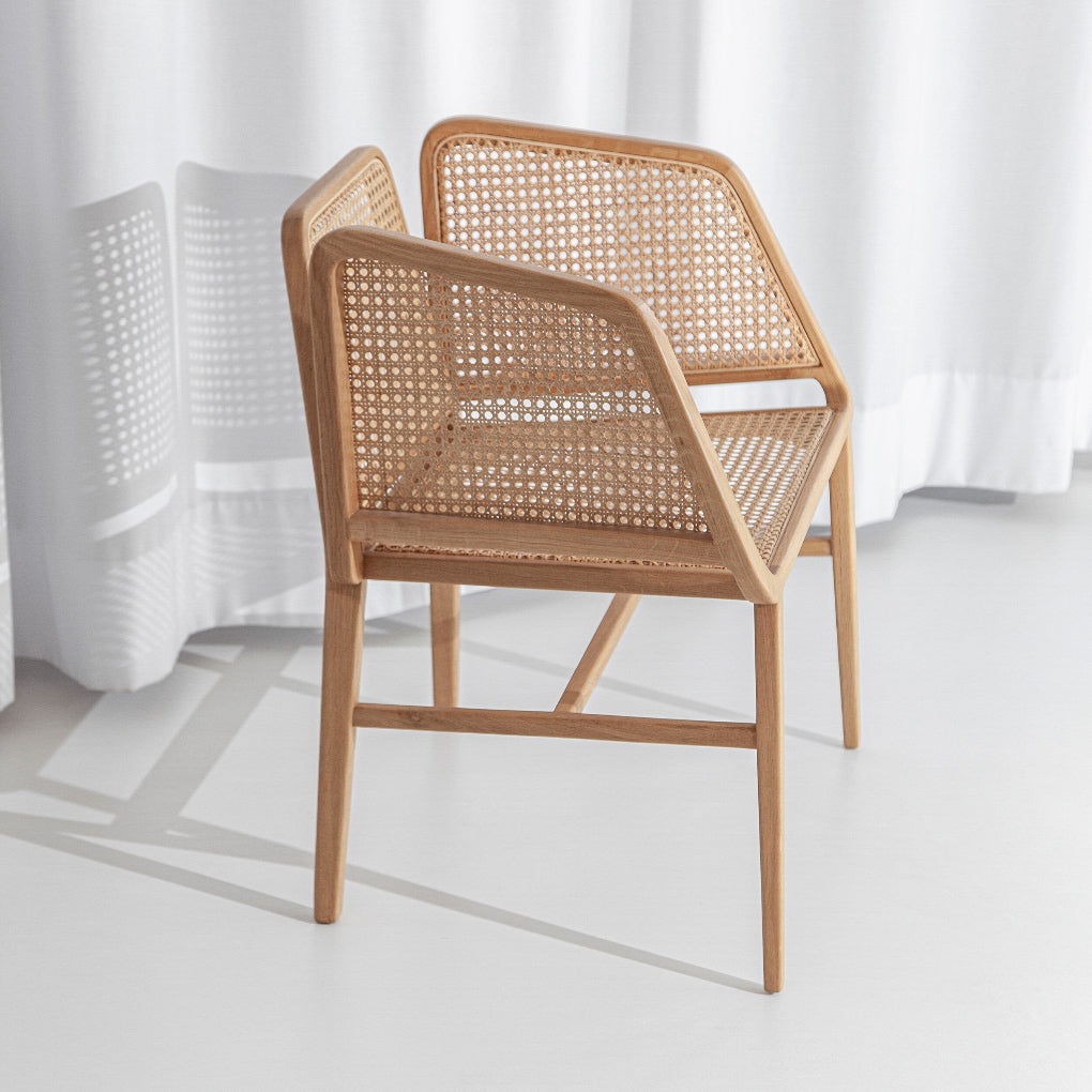 The BEE chair by Porventura combines smooth curves with a light, contemporary design.