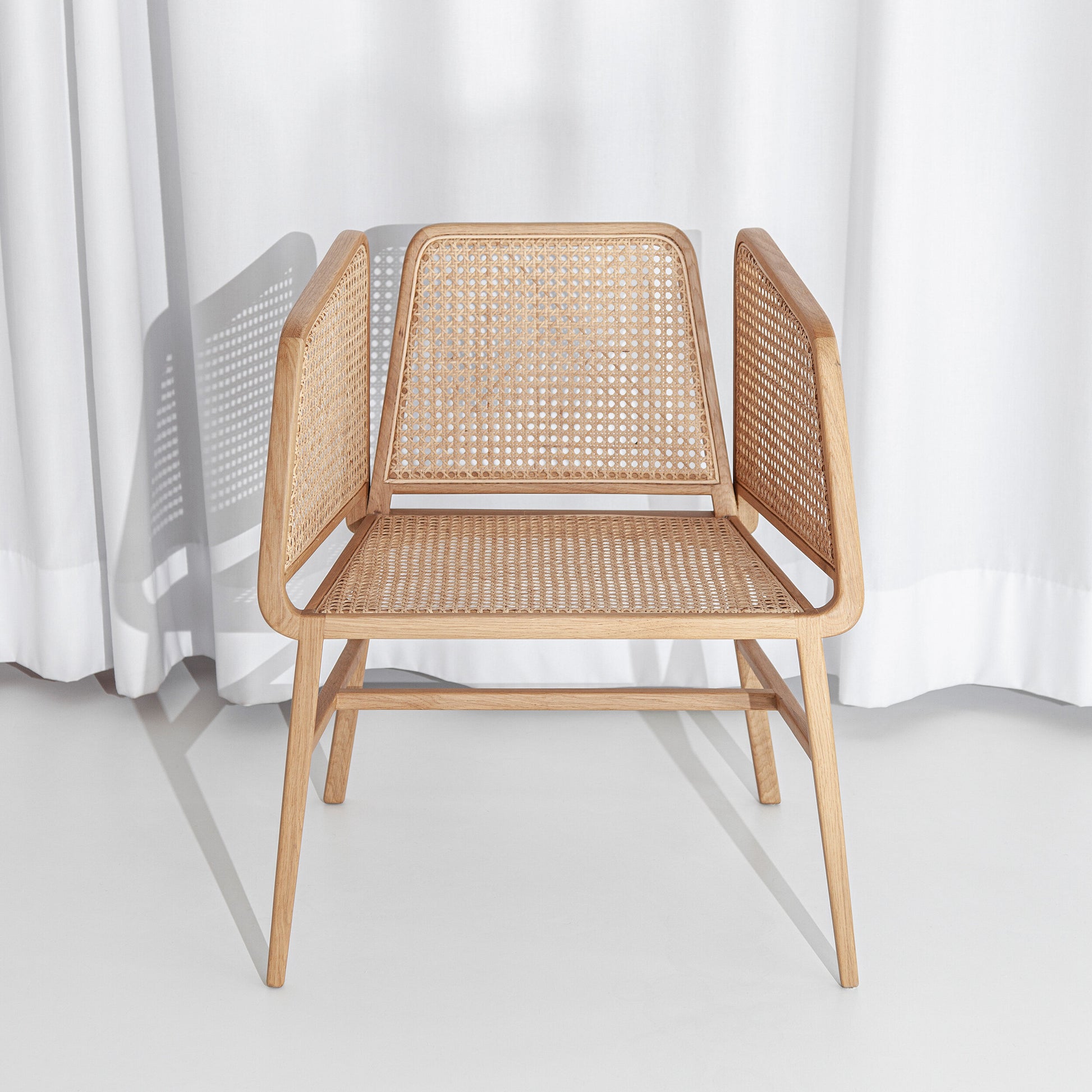 A cadeira Porventura Bee apresenta um design elegante e moderno, com curvas suaves e um acabamento em amarelo vibrante.