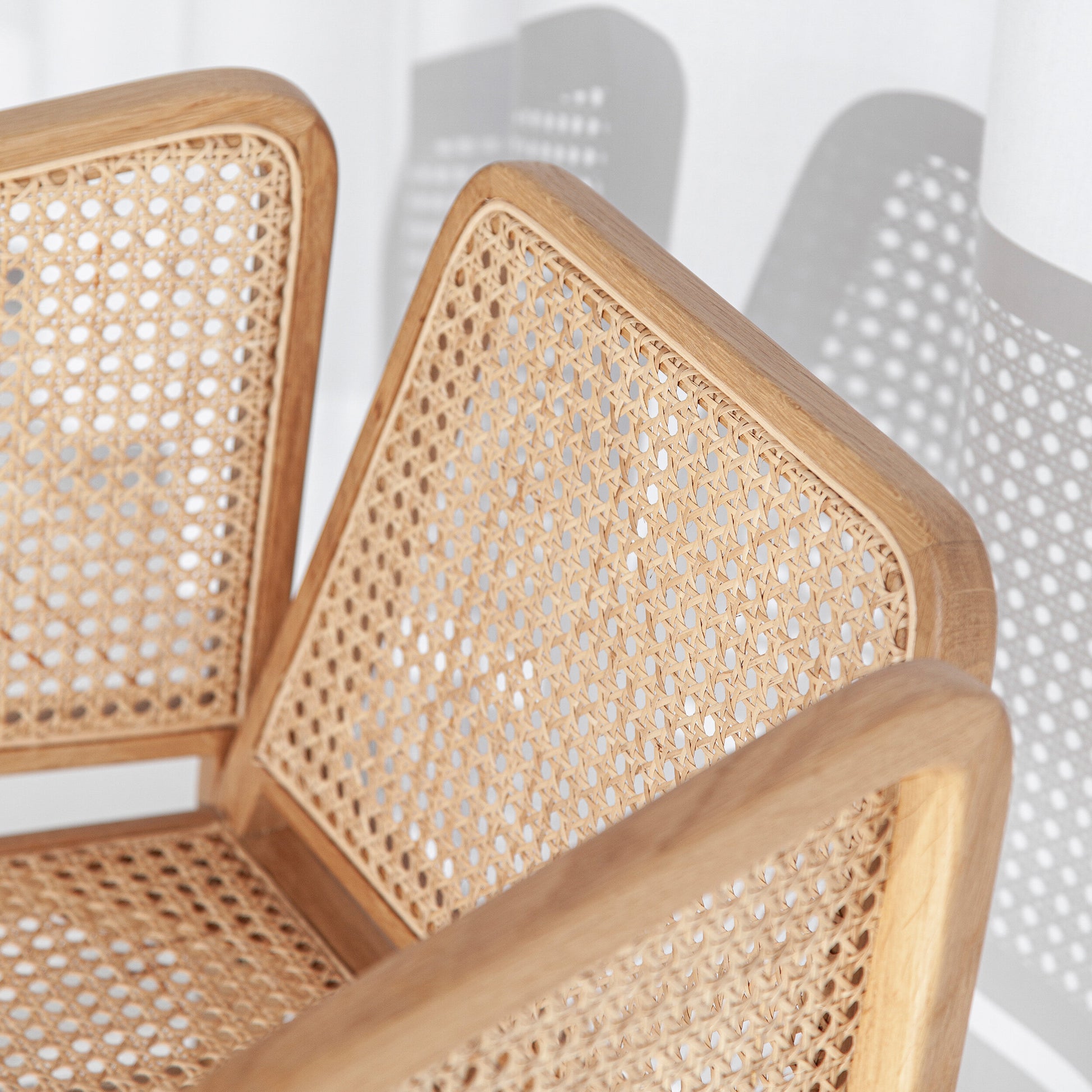 A cadeira Porventura Bee apresenta um design elegante e moderno, com um motivo de abelha em amarelo vibrante e pés de madeira lisa.