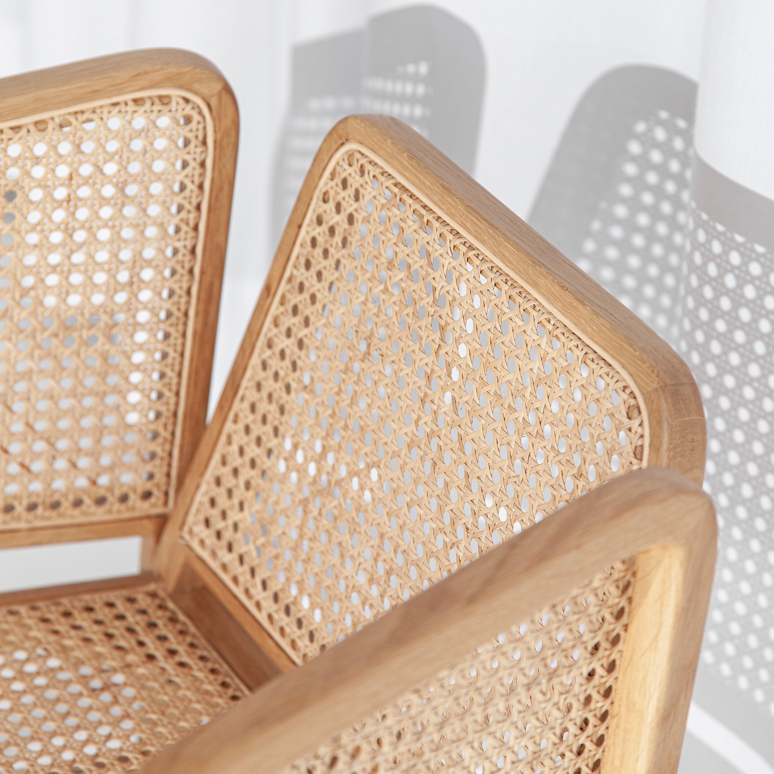 A cadeira Porventura Bee apresenta um design elegante e moderno, com um motivo de abelha em amarelo vibrante e pés de madeira lisa.