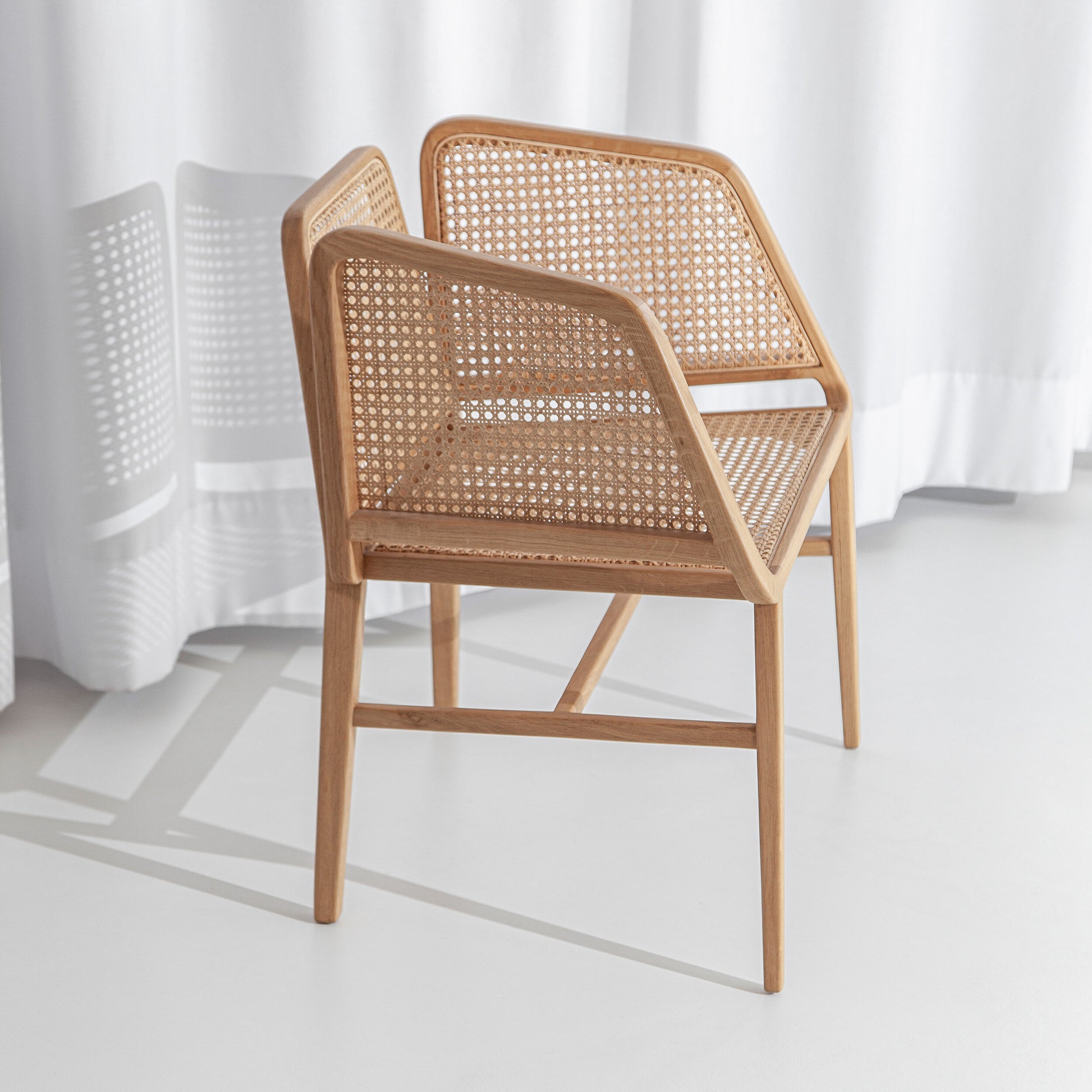 A cadeira Porventura Bee apresenta um design elegante e moderno, com curvas suaves e um acabamento em amarelo vibrante.