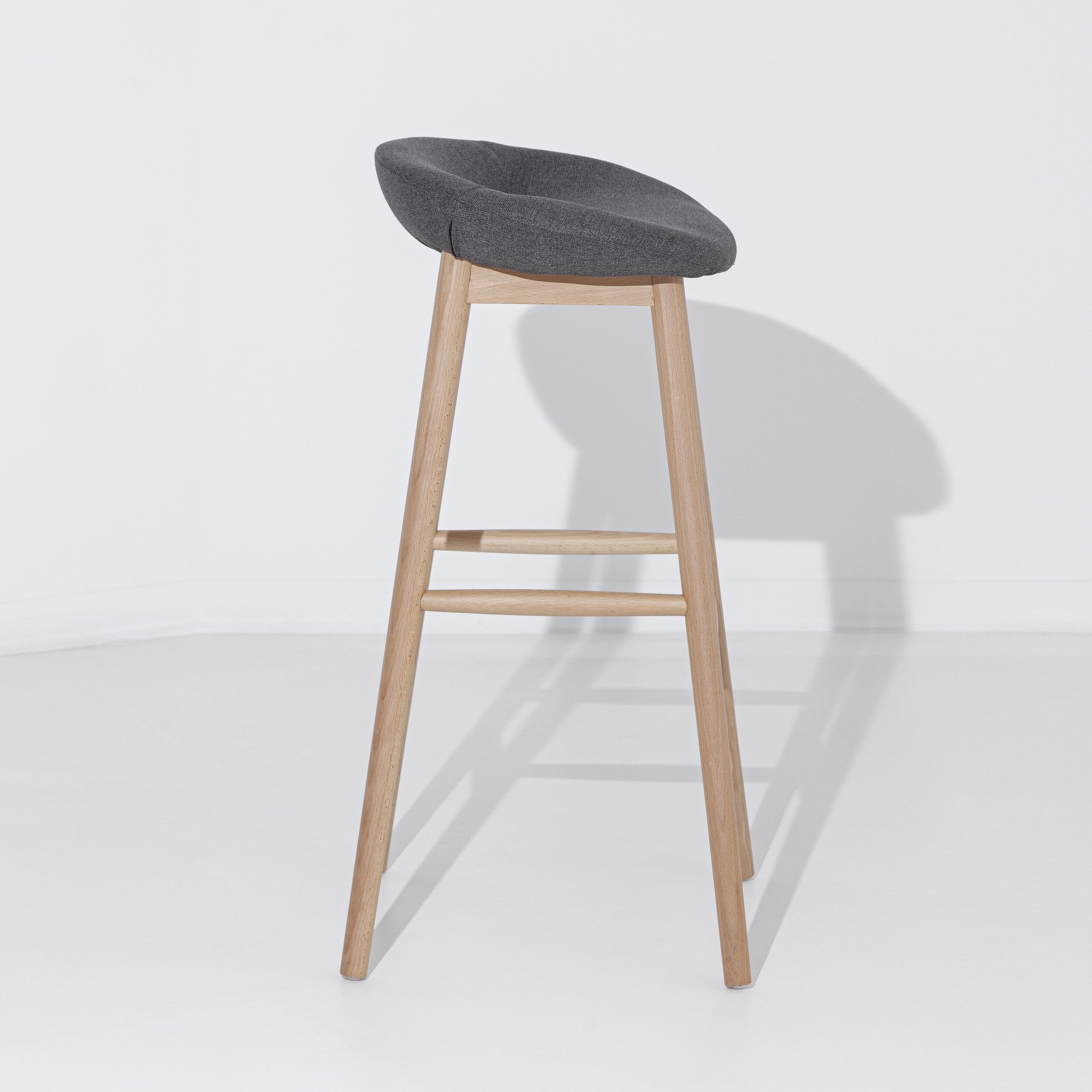 Porventura cake-shaped stools with colorful, whimsical design, perfect as unique seating or decorative accents.